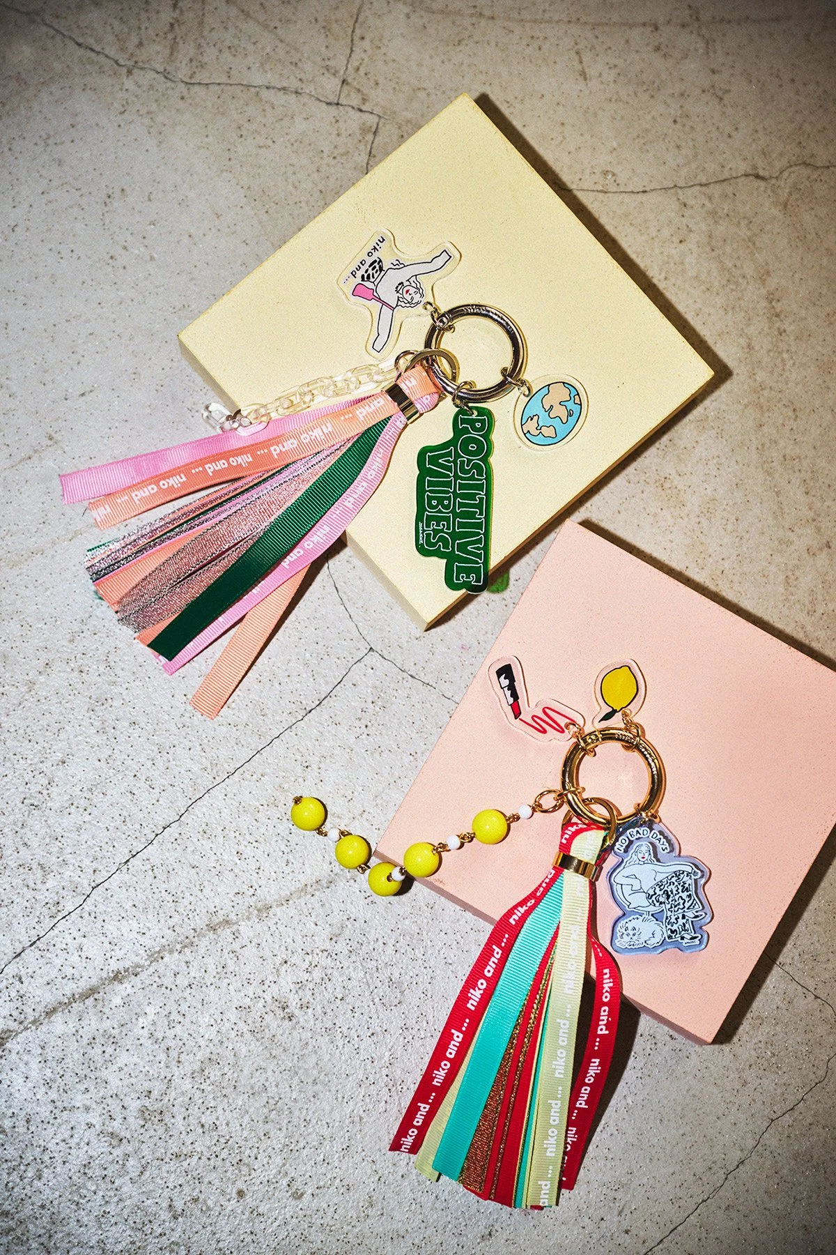 Walnut worked on series of illustration for Niko and... to create a capsule collection. There are tons of daily goods including, bag, purse, watch, series of garments ect... WalnutがNiko and...のとカプセルコレクションを製作しました。バッグ、お財布、時計、洋服など数々の商品が発売されます。