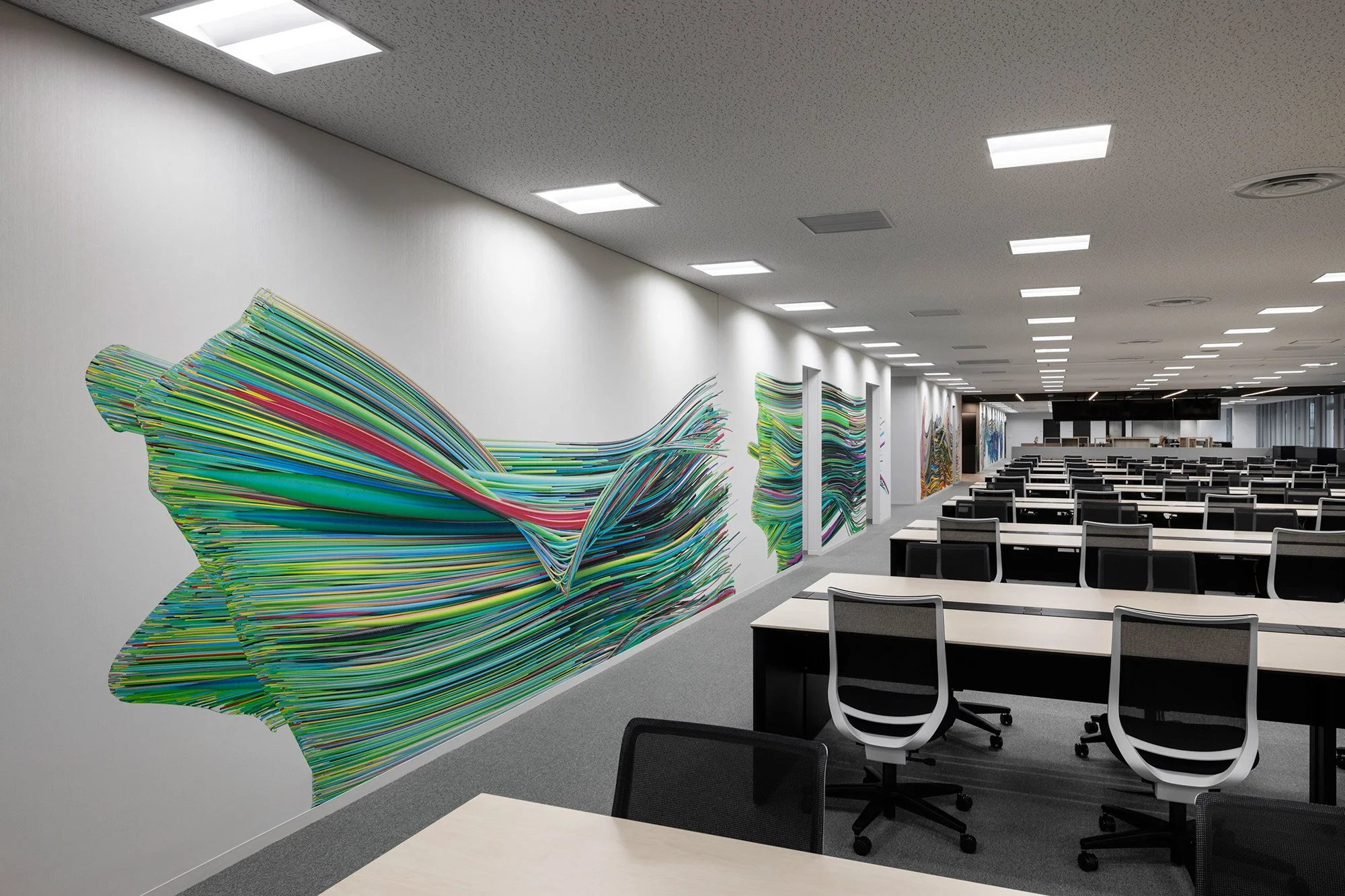 今回、Universal Everythingとタッグを組んで、スポーツ番組を作成しているJ SPORTSさんの新社屋の中に巨大な壁のアートを手掛けました。Universal Everythingがスポーツ選手の動きをモーキャプチャーで撮って、それをアートワークに起こしました。