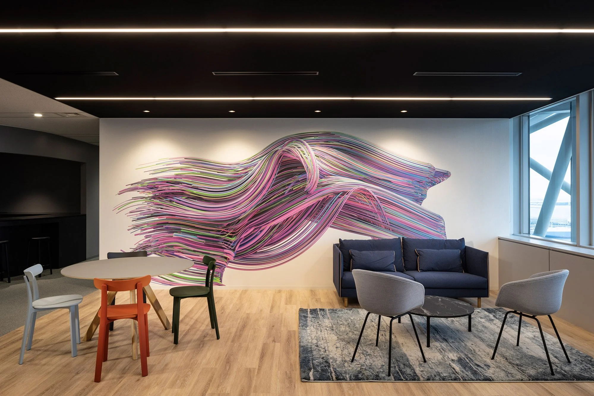 今回、Universal Everythingとタッグを組んで、スポーツ番組を作成しているJ SPORTSさんの新社屋の中に巨大な壁のアートを手掛けました。Universal Everythingがスポーツ選手の動きをモーキャプチャーで撮って、それをアートワークに起こしました。