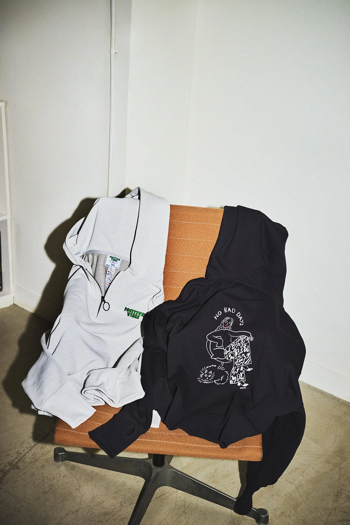 Walnut worked on series of illustration for Niko and... to create a capsule collection. There are tons of daily goods including, bag, purse, watch, series of garments ect... WalnutがNiko and...のとカプセルコレクションを製作しました。バッグ、お財布、時計、洋服など数々の商品が発売されます。