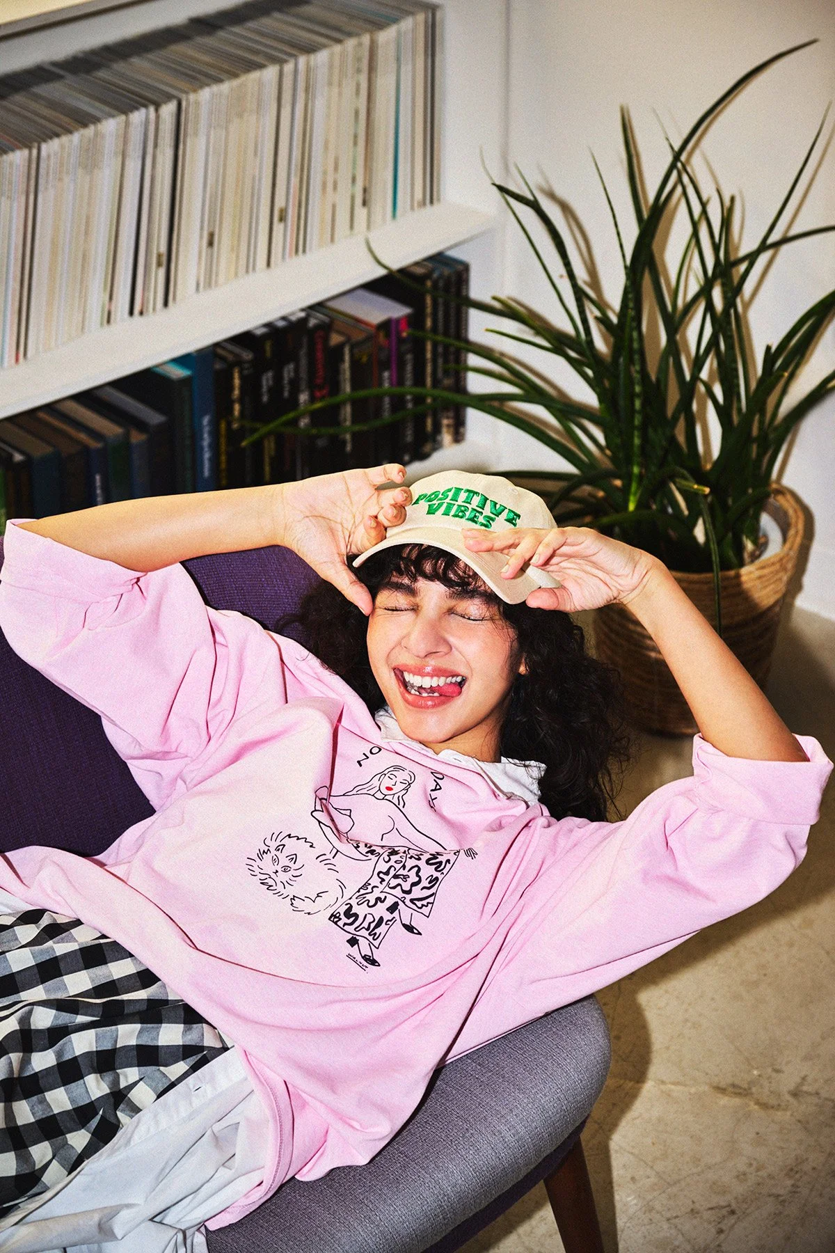 Walnut worked on series of illustration for Niko and... to create a capsule collection. There are tons of daily goods including, bag, purse, watch, series of garments ect... WalnutがNiko and...のとカプセルコレクションを製作しました。バッグ、お財布、時計、洋服など数々の商品が発売されます。