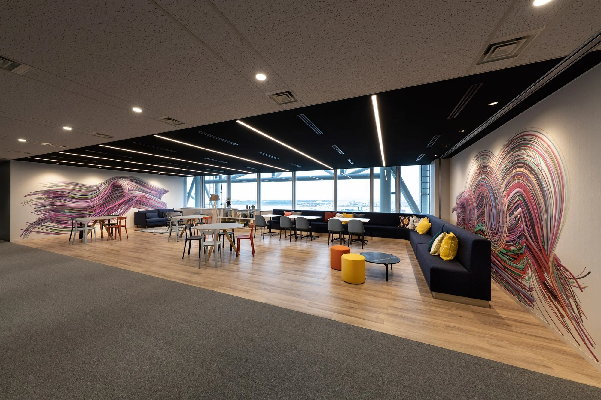 今回、Universal Everythingとタッグを組んで、スポーツ番組を作成しているJ SPORTSさんの新社屋の中に巨大な壁のアートを手掛けました。Universal Everythingがスポーツ選手の動きをモーキャプチャーで撮って、それをアートワークに起こしました。