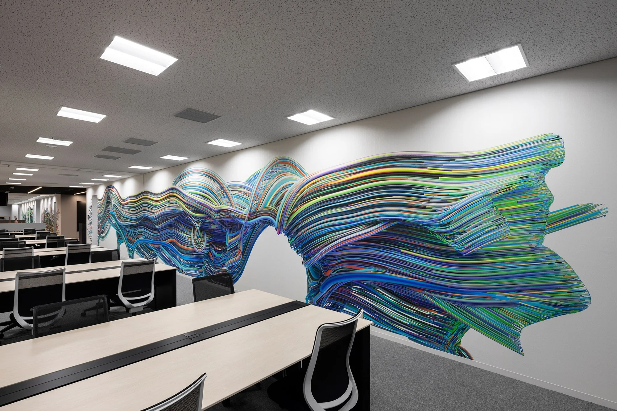 今回、Universal Everythingとタッグを組んで、スポーツ番組を作成しているJ SPORTSさんの新社屋の中に巨大な壁のアートを手掛けました。Universal Everythingがスポーツ選手の動きをモーキャプチャーで撮って、それをアートワークに起こしました。