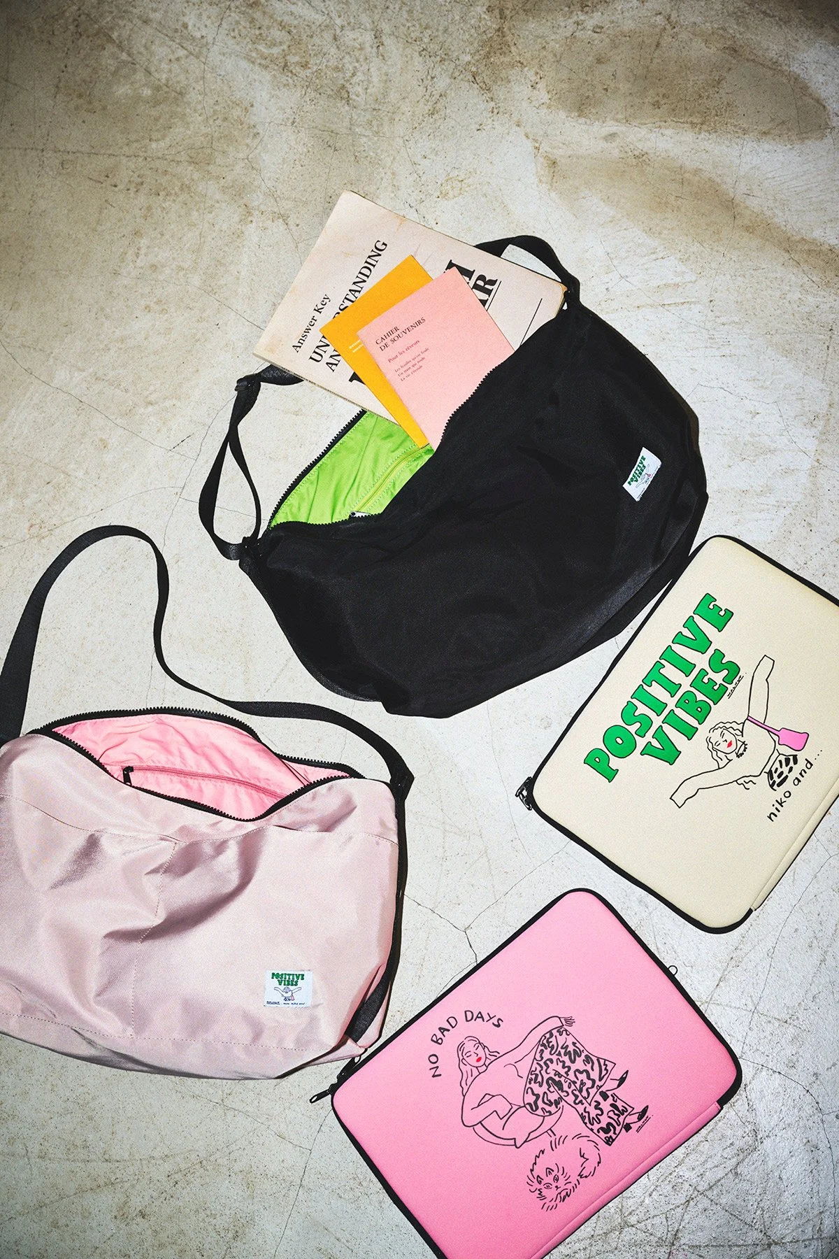 Walnut worked on series of illustration for Niko and... to create a capsule collection. There are tons of daily goods including, bag, purse, watch, series of garments ect... WalnutがNiko and...のとカプセルコレクションを製作しました。バッグ、お財布、時計、洋服など数々の商品が発売されます。