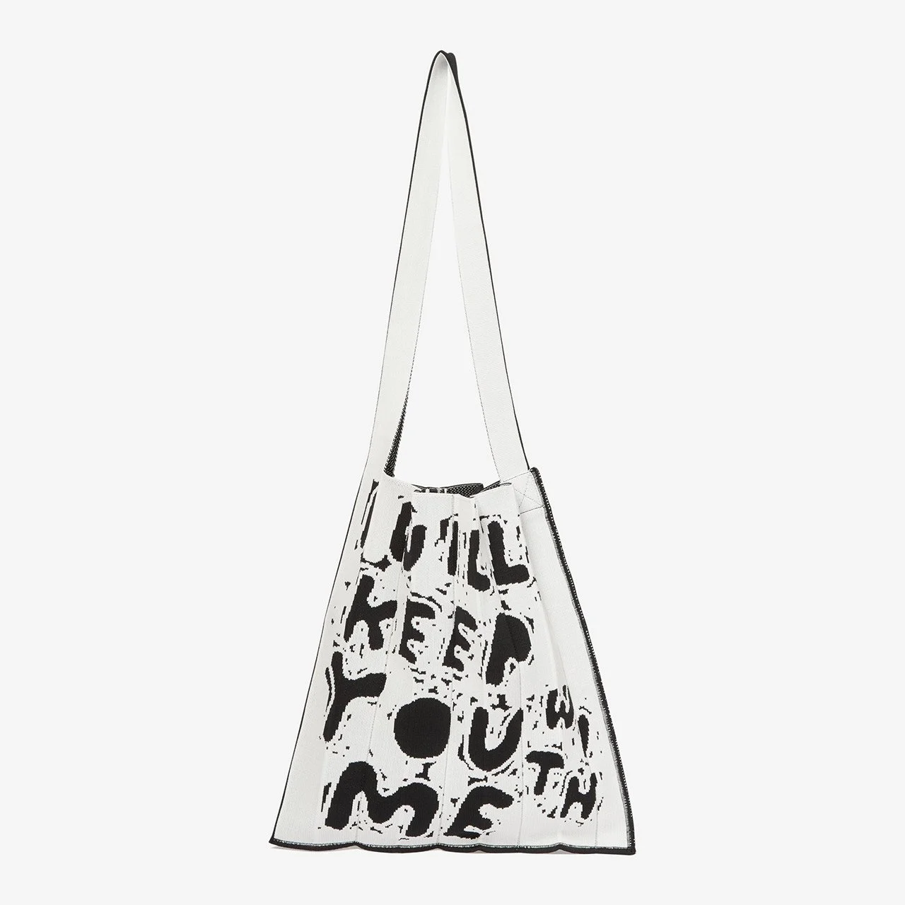 KNT365 and we worked on a pop up store at Isetan Shinjuku Stage 1F. KNT365 と弊社の所属作家のこれボラーション商品が伊勢丹1Fのザステージに集結しました！