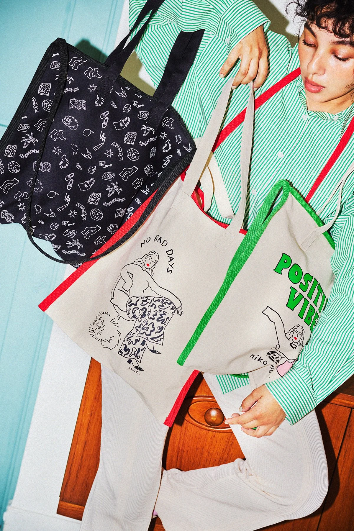 Walnut worked on series of illustration for Niko and... to create a capsule collection. There are tons of daily goods including, bag, purse, watch, series of garments ect... WalnutがNiko and...のとカプセルコレクションを製作しました。バッグ、お財布、時計、洋服など数々の商品が発売されます。