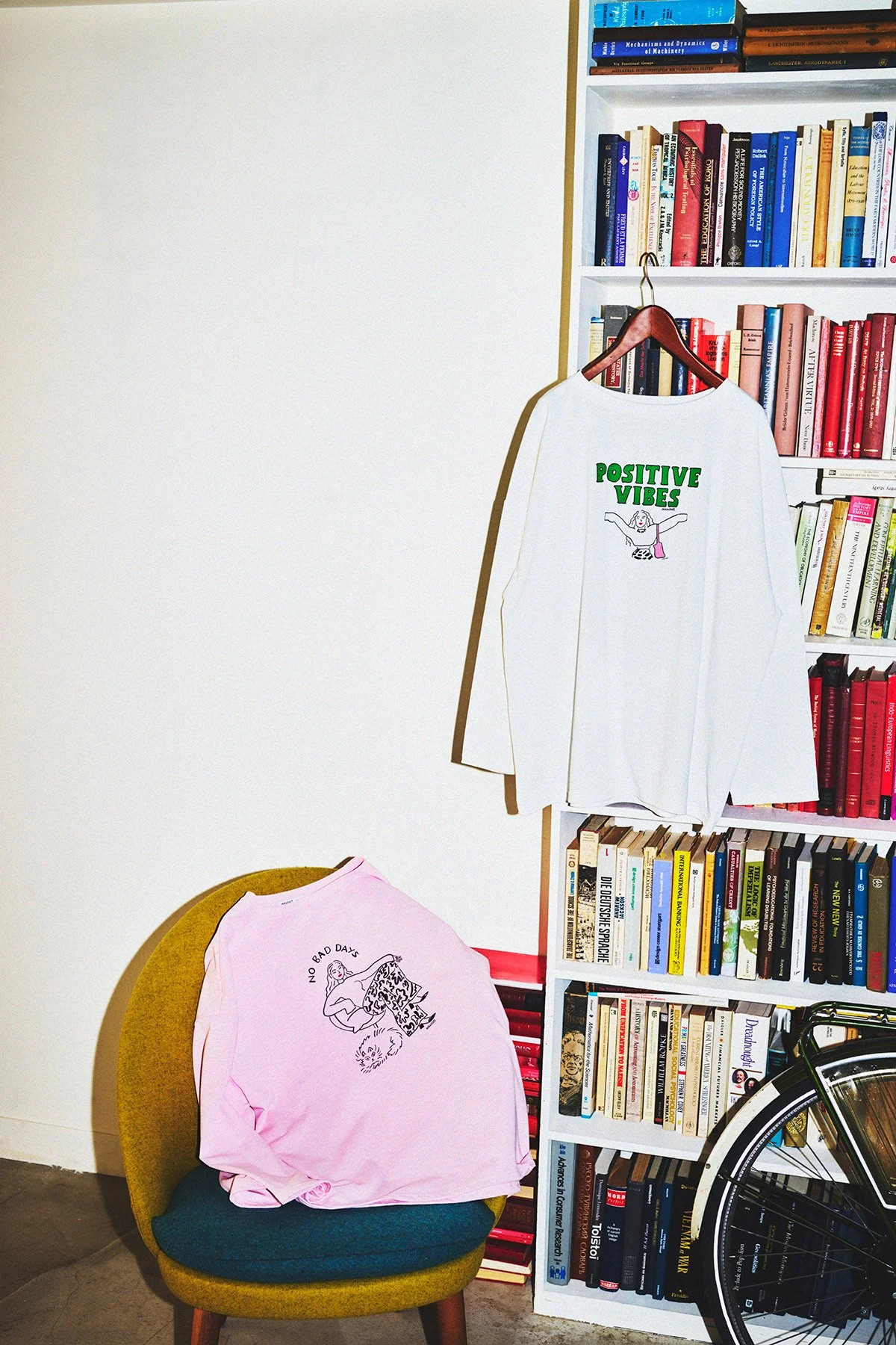 Walnut worked on series of illustration for Niko and... to create a capsule collection. There are tons of daily goods including, bag, purse, watch, series of garments ect... WalnutがNiko and...のとカプセルコレクションを製作しました。バッグ、お財布、時計、洋服など数々の商品が発売されます。