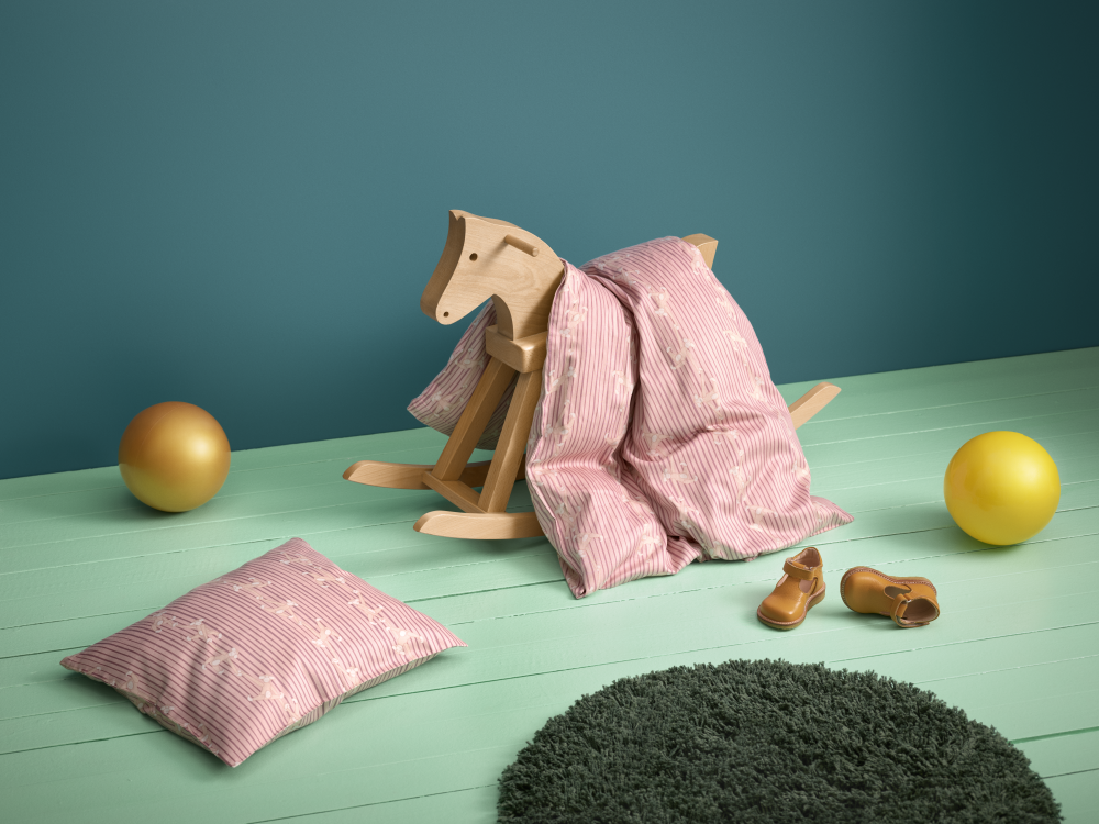 KB_39467_Rose bed_linen_on_rocking horse_300dpi.png