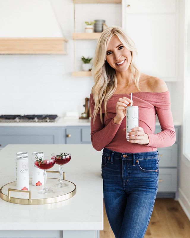 Need a clean holiday drink idea that won't put you on the naughty list? ✨ Let me introduce you to @drinkboozie's low-calorie canned cocktails! I 10/10 recommend their new cranberry flavor, which has just 140 calories and 2g of sugar. 🥂 Swipe 👉🏼 to