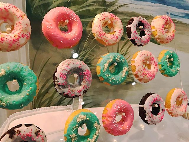 One of the criteria for this wedding was to make sure it didn&rsquo;t take away from the mural behind... we thought long and hard about this and we came up with this floating donut wall that we couldn&rsquo;t love more 😍 #mysweetarray #donutwall #so