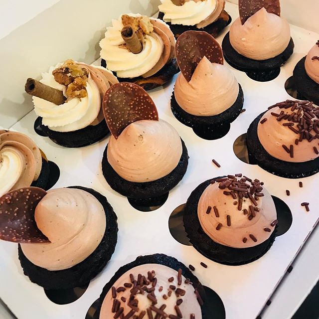 Specialty Organic Cupcakes ready to be devoured at @sweetbeaksoc ! If you&rsquo;re in #oceancitymd head on over to Sweet Beaks on 82nd Street and try their delicious ice cream and My Sweet Array&rsquo;s desserts! You will find our famous macarons and
