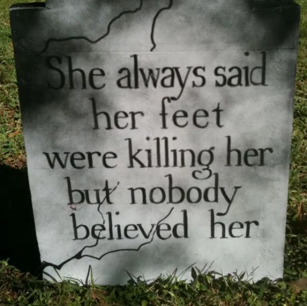 453b27df5a756a70f4819eee96b2e73a--halloween-humor-halloween-tombstones.jpg