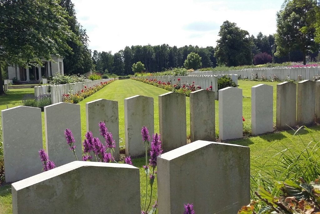 BAILLEUL COMMUNAL CEMETERY EXTENSION 
