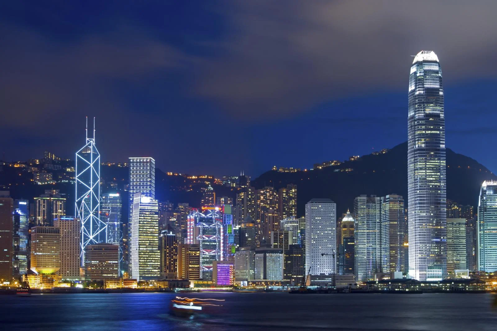 Hong-Kong-bay-at-night.jpg