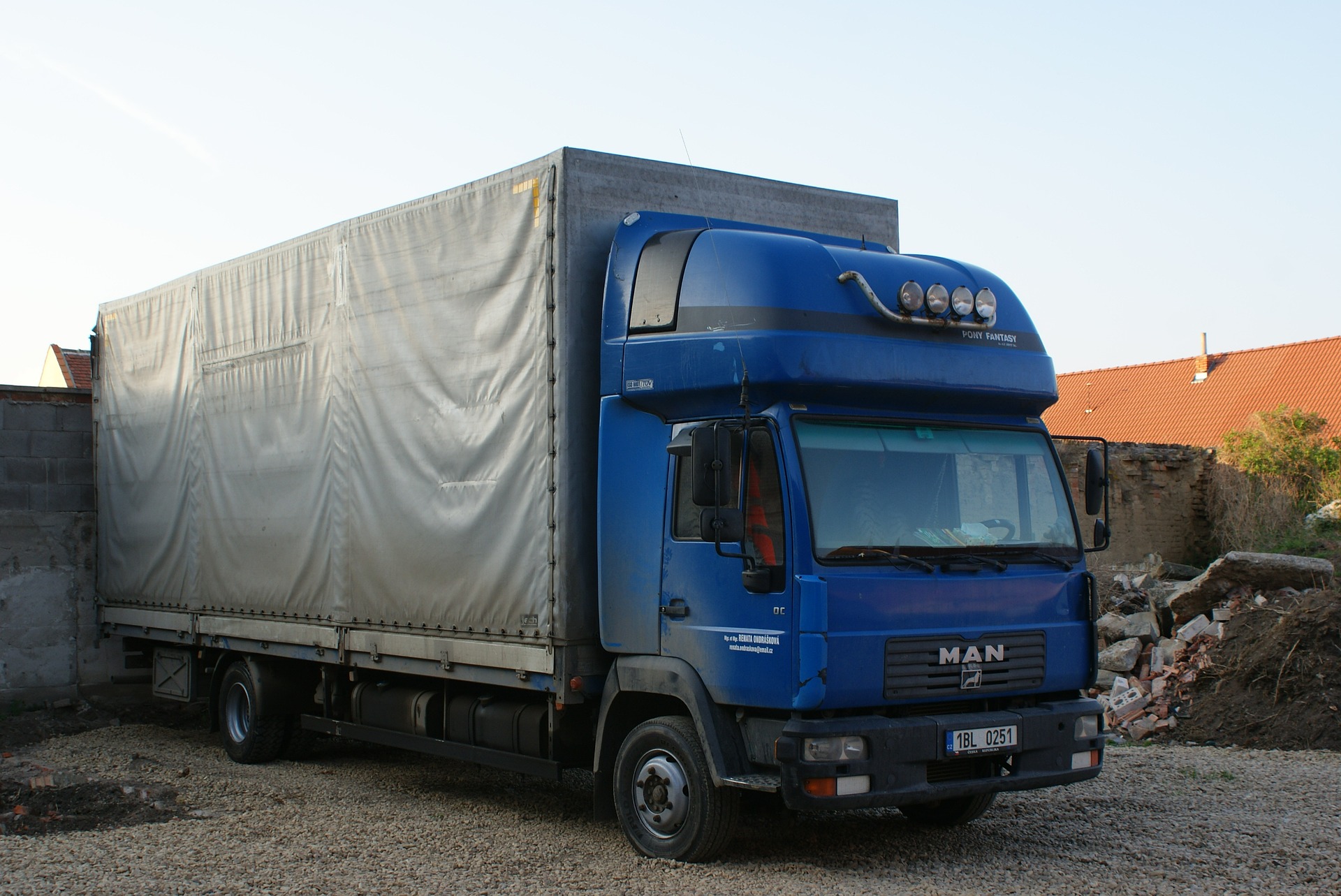 truck-2556020_1920.jpg