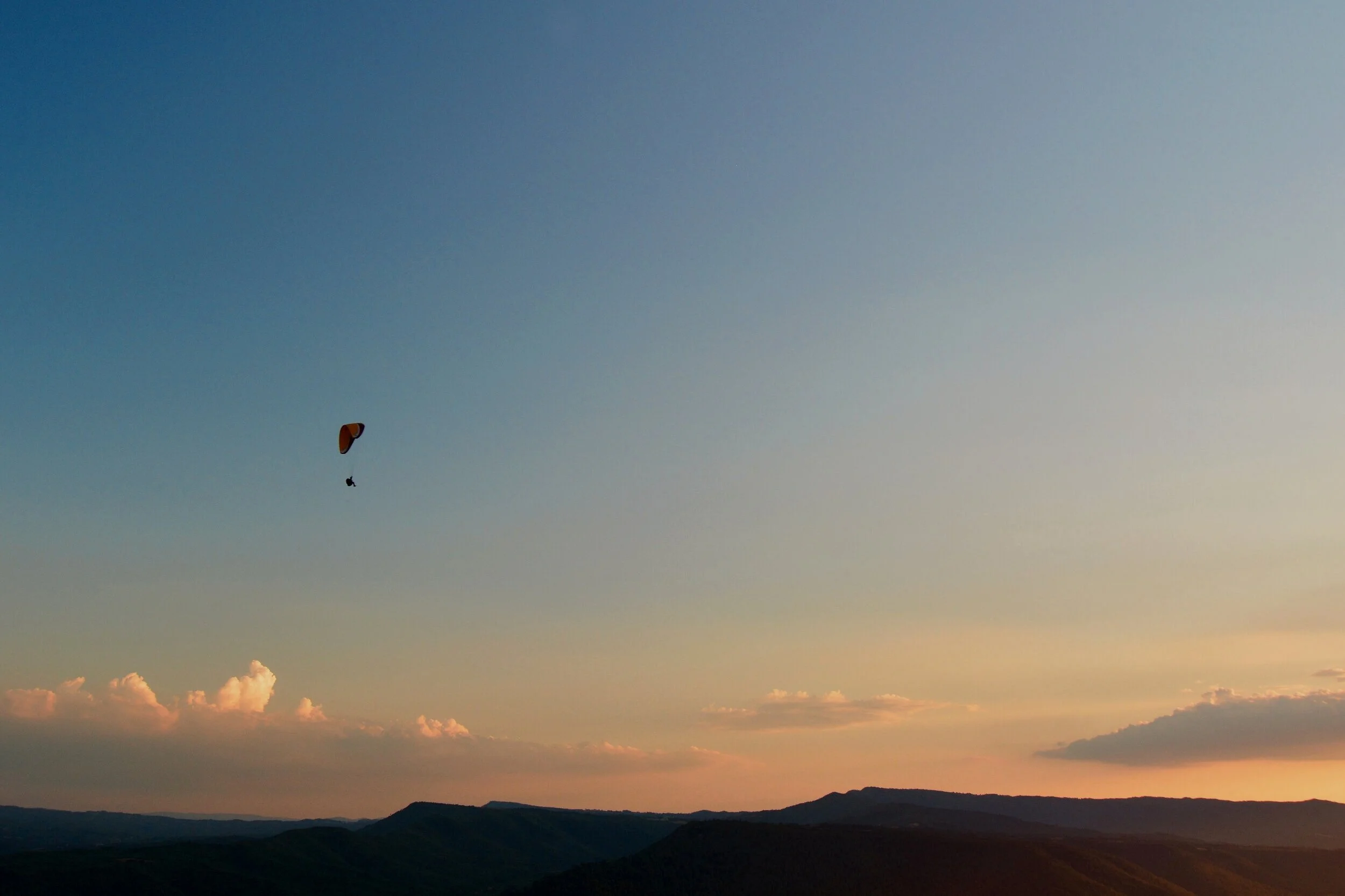 dreamy+sunset+paragliding.jpg