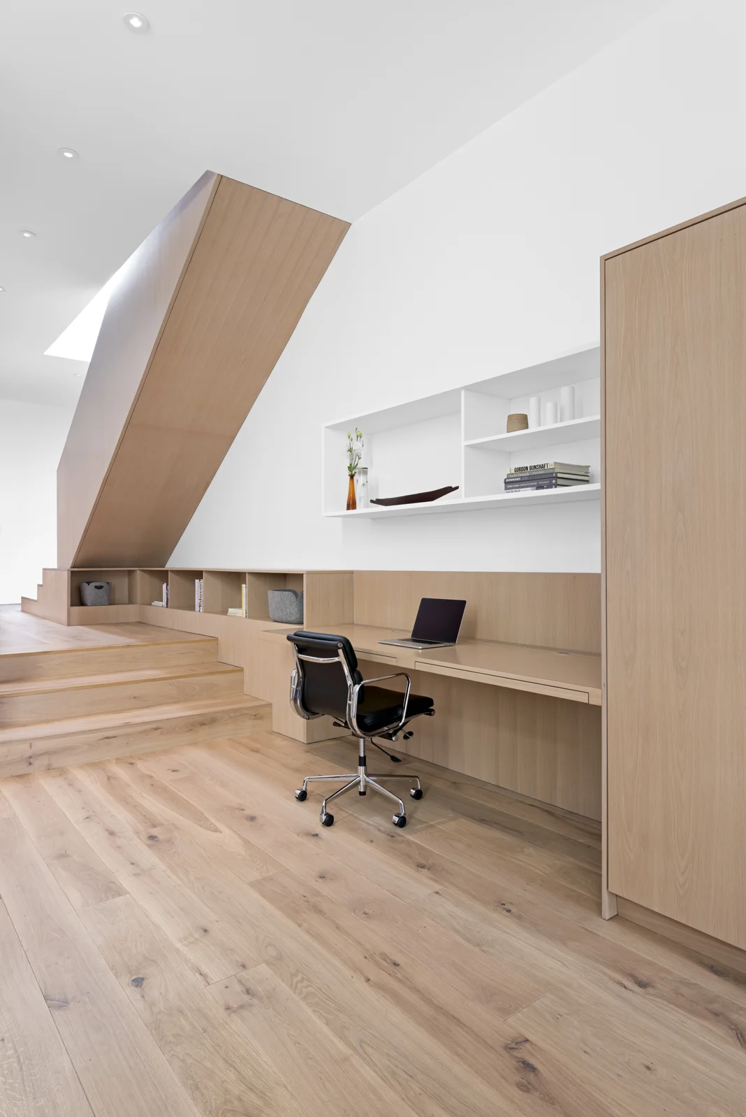A series of interlocking decks and courtyards create a seamless flow from inside to out. Designed to capture daylight and link common and private spaces, double height volumes establish vertical connections shaped by skylights and windows revealing unexpected views through the residence.