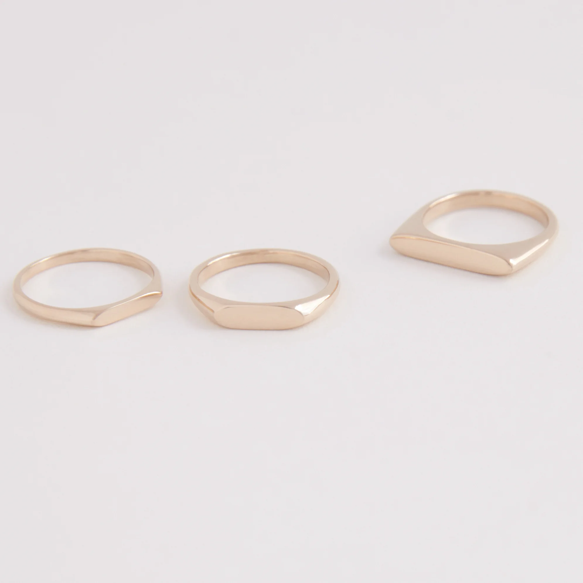 LadoALado_1112_ring_signetgoldsofttrio.jpg