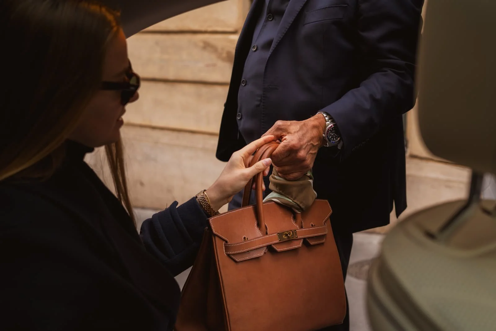 chauffeur-confiance-interieur-classe-s-creme-blanc-sac-a-main-luxe-cliente.jpg
