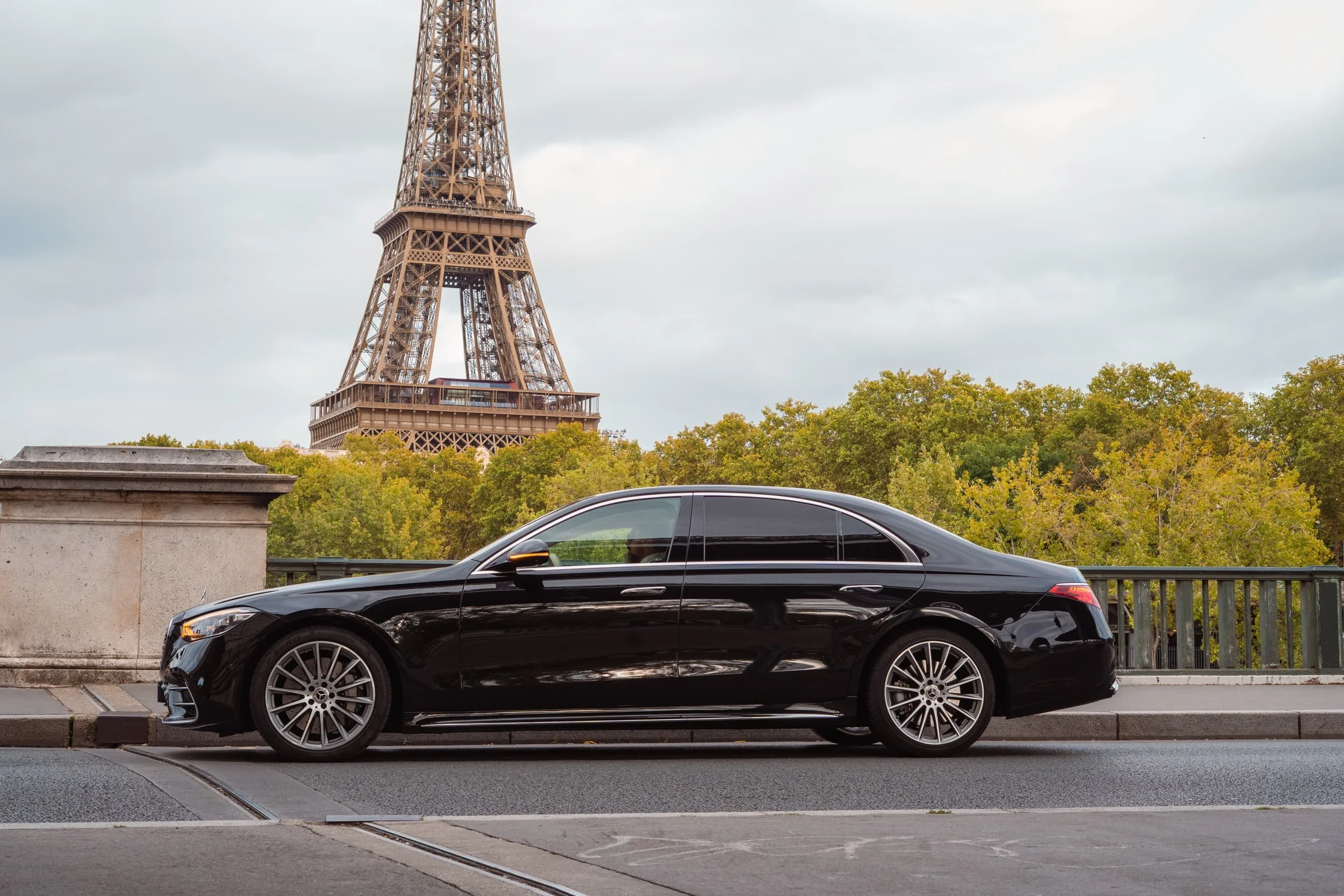 mercedes-classe-s-noire-voiture-avec-chauffeur-tour-eiffel-paris.jpg