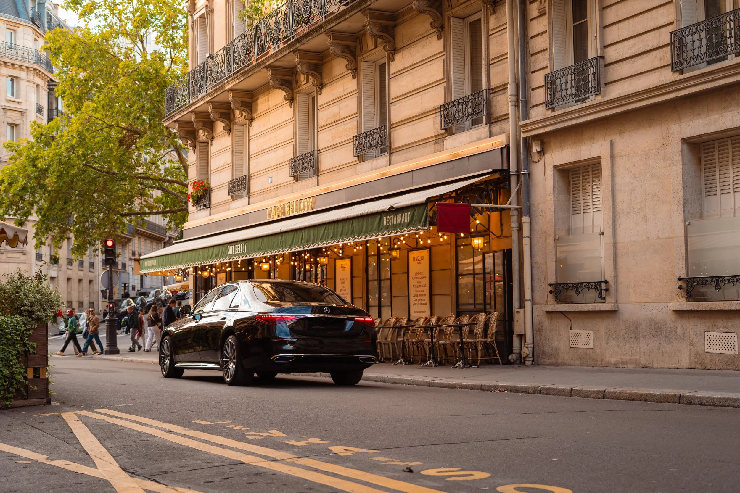 mercedes-classe-s-chauffeur-rue-paris-restaurant-terrasse.jpg