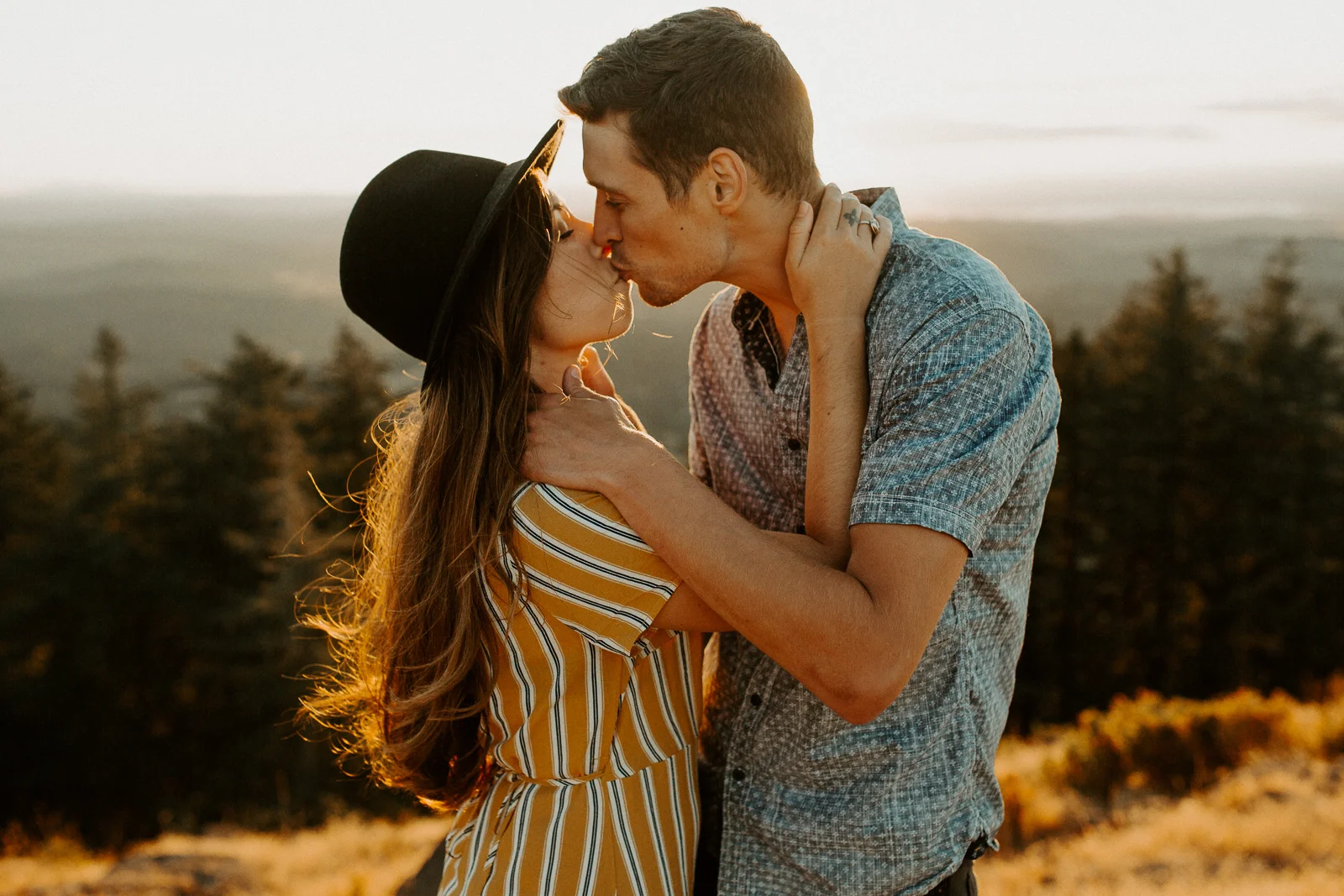 Luke Lambertson Photo_Oregon_AdventurousCouple_MarisaAndDanny_IMG-8513.jpg
