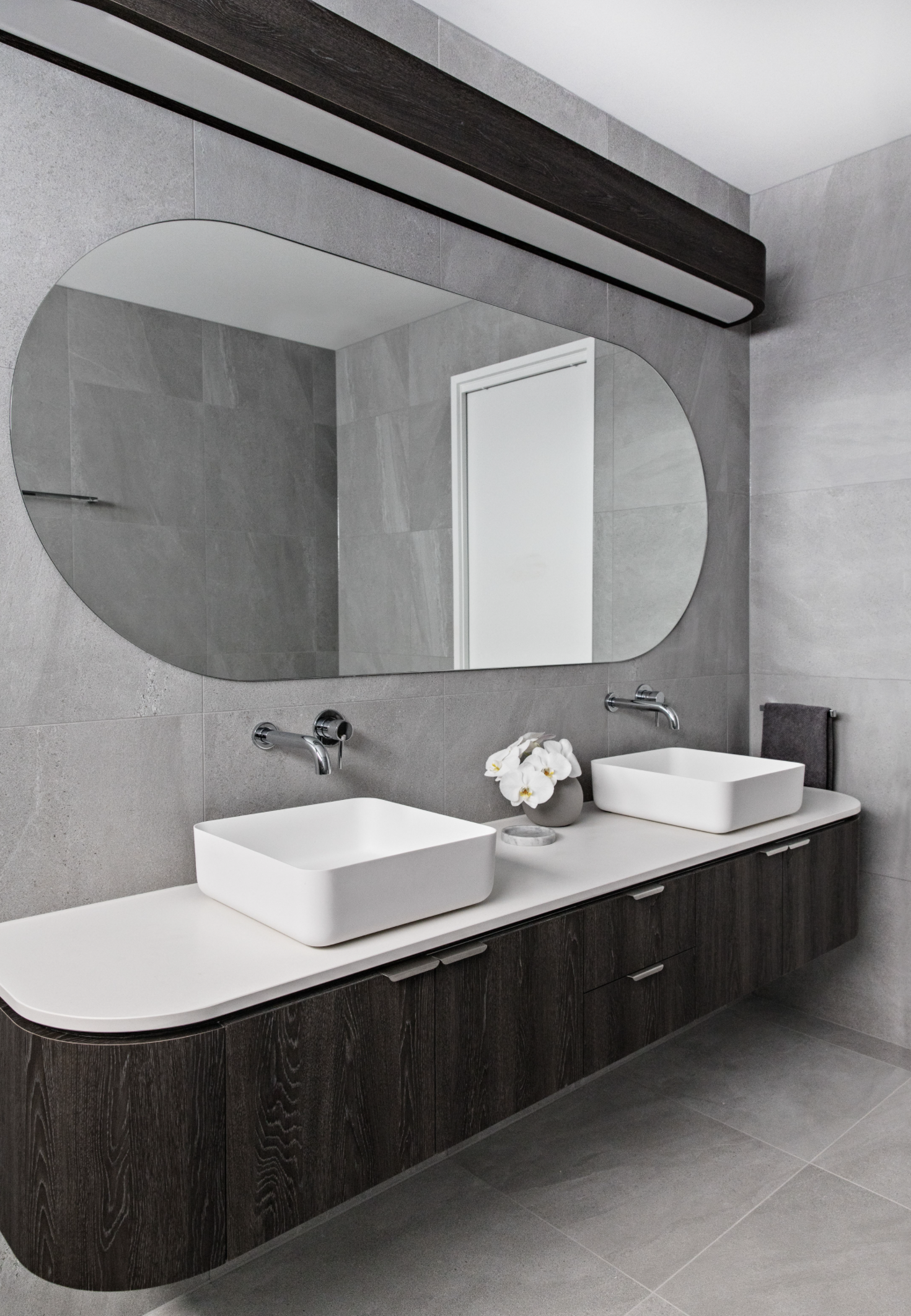 Curved Vanity And Wall Light Design, Curved Bathroom Vanity Light