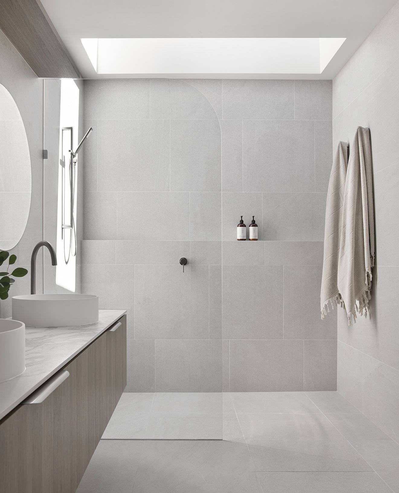 Have you spoken to your tiler or builder about how you'd like tiled corners finished in your bathroom?⁠
⁠
➡️ It's cheapest and fastest to use a tile trim.⁠
⁠
And then there's mitres... ⁠
⁠
...Also known as a mitred edge, mitred joint or mitred tile. 