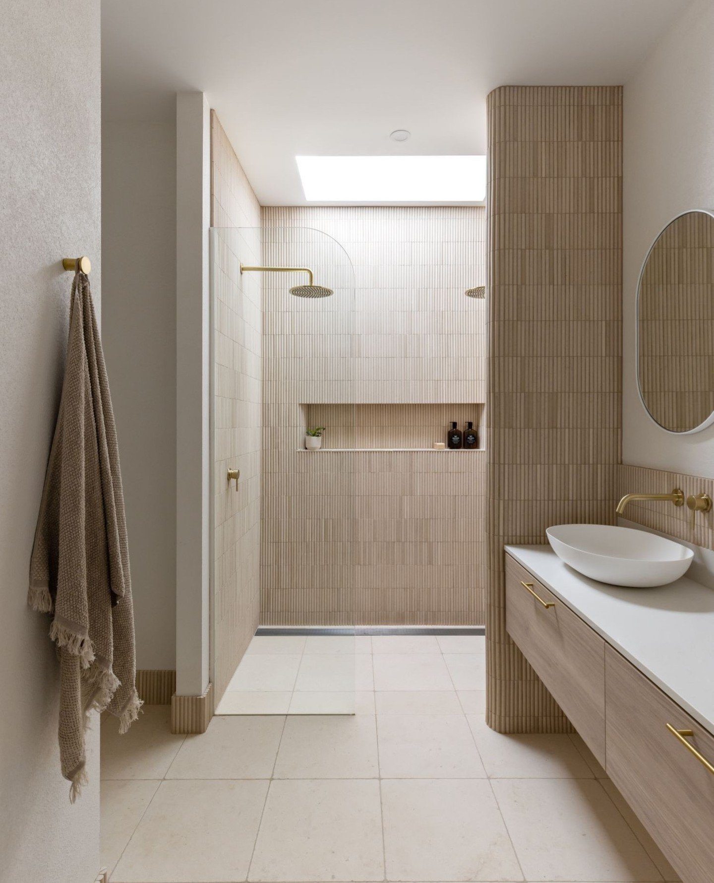 Bathrooms with WOW factor have these 2 MAIN INGREDIENTS ➡️⁠
⁠
⁠
1️⃣ A colour scheme, tiles + finishes that balance colour, pattern + texture.⁠
⁠
2️⃣ A bathroom layout where everything is positioned perfectly - at the right height, in the right place 