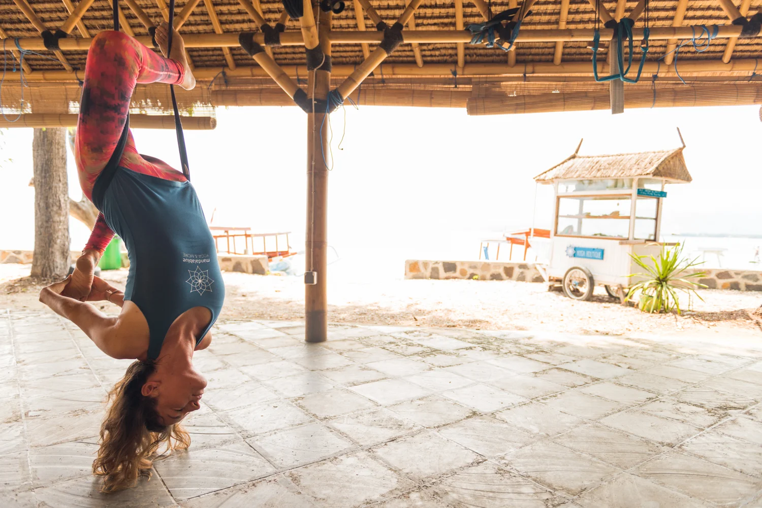 Maite, en el estudio Mandalablue Yoga en Indonesia, en la parte frontal de Blue Marine Dive, frente a la playa. Gili Air.