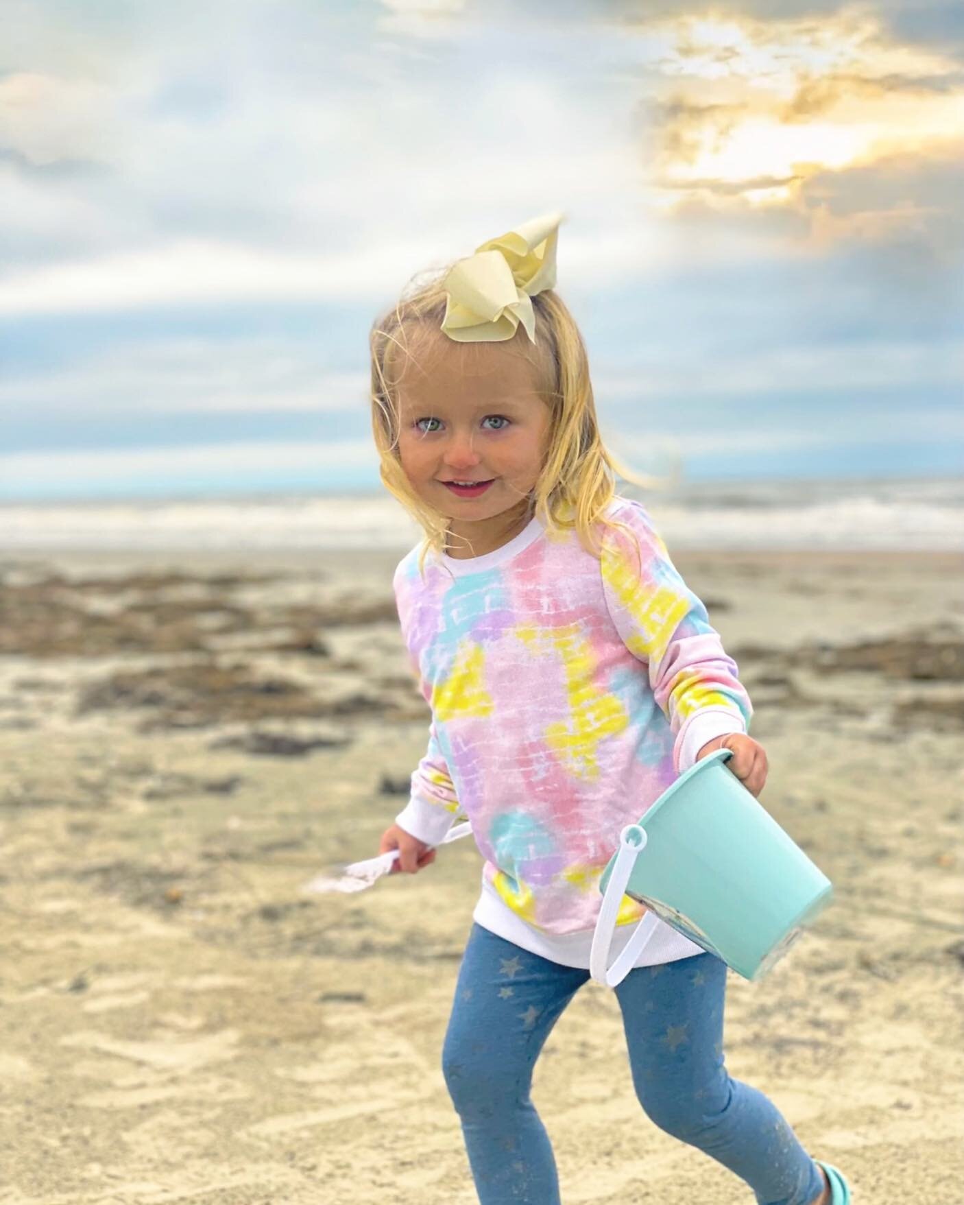 I will never tire of seeing the wonder of the world reflect in their eyes. 
.
If you could show your child one wonder of the world right now what would you choose? Ocean? Forests? Pyramids? Desert? I have 3 because I can&rsquo;t decide&hellip;. 🏜 🌳