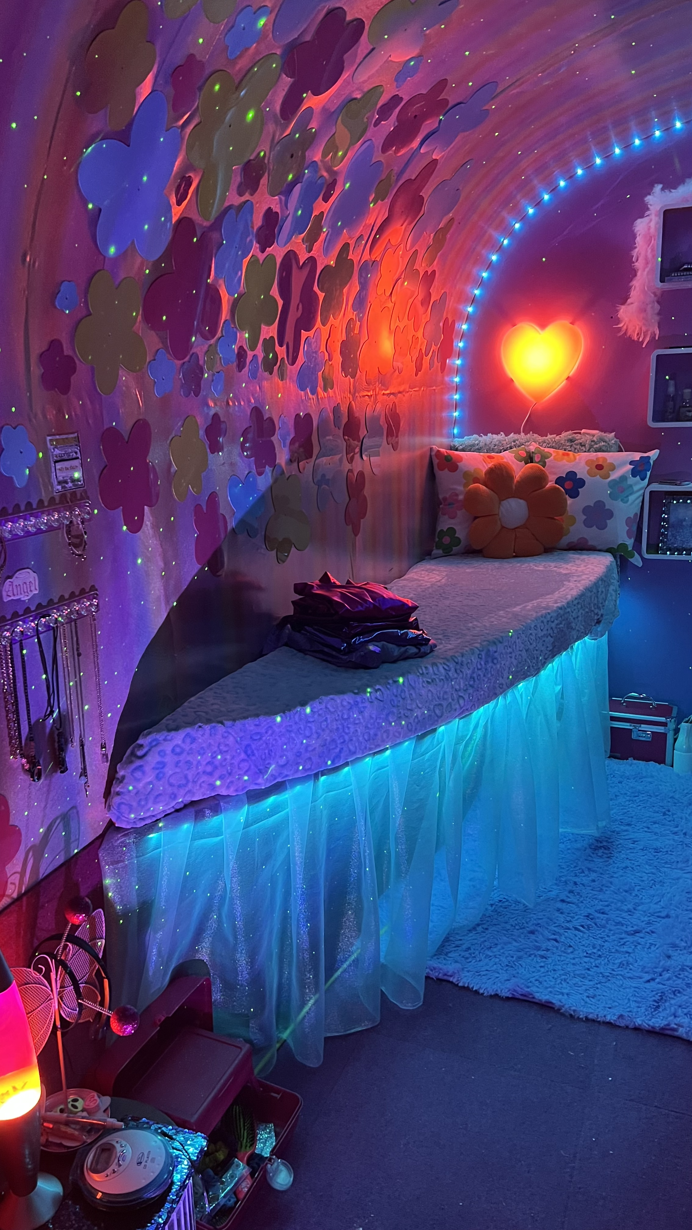 Immersive y2k room