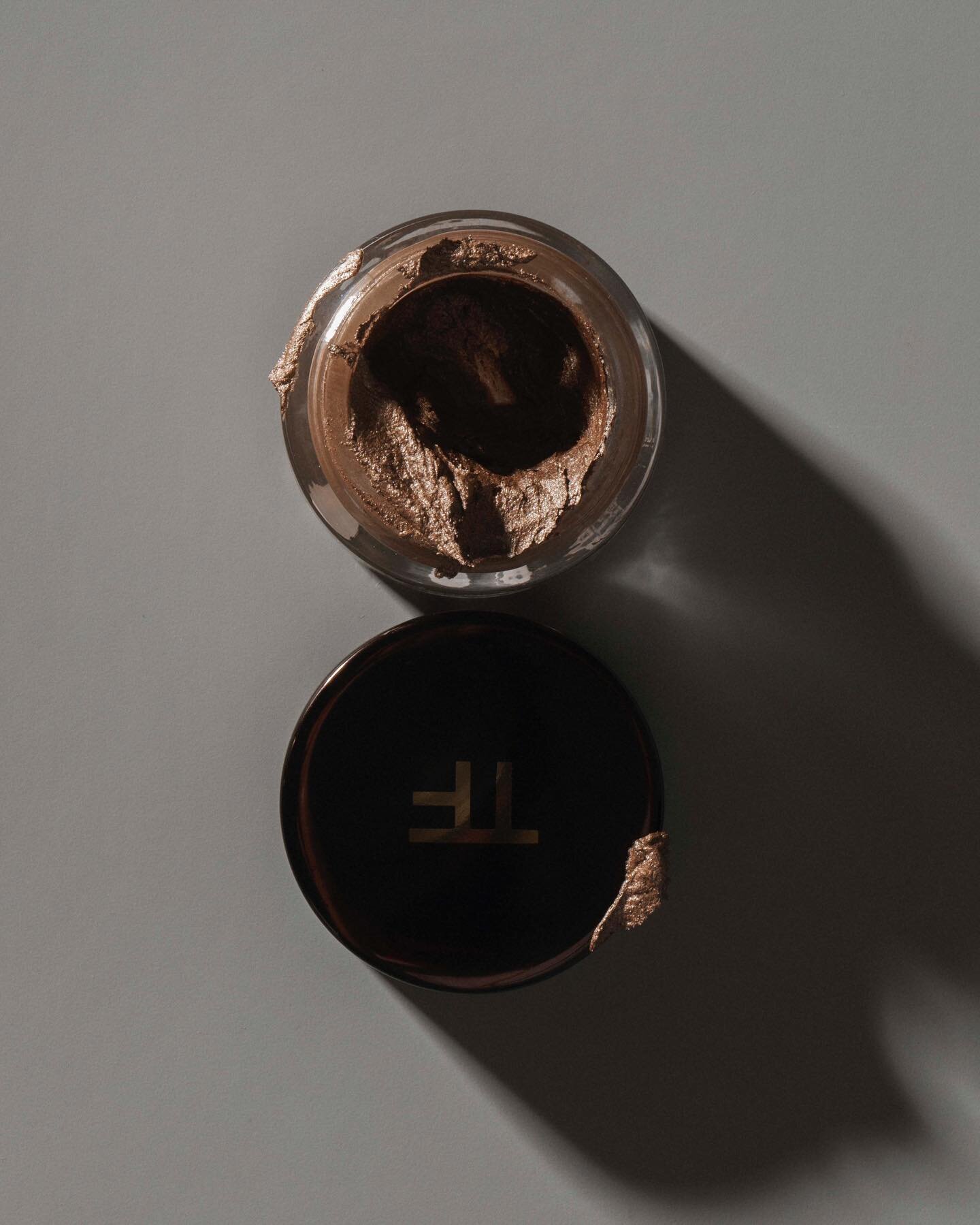 @tomfordbeauty cream color for eyes in 01 platinum. It&rsquo;s a warm metallic taupe that&rsquo;s so silky it doesn&rsquo;t require a brush for application. It&rsquo;s perfect for a softer, messy smokey eye. Part 1/3.