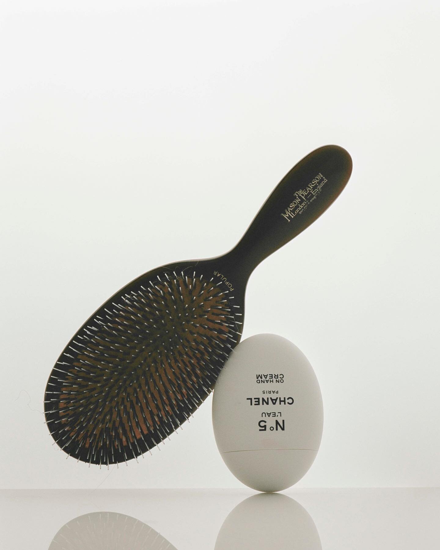 I&rsquo;ve been using this @masonpearsonbros brush for months now and I can safely say it was worth buying. It&rsquo;s surprisingly gentle and my hair has less breakage because of it.  Part 2/3.