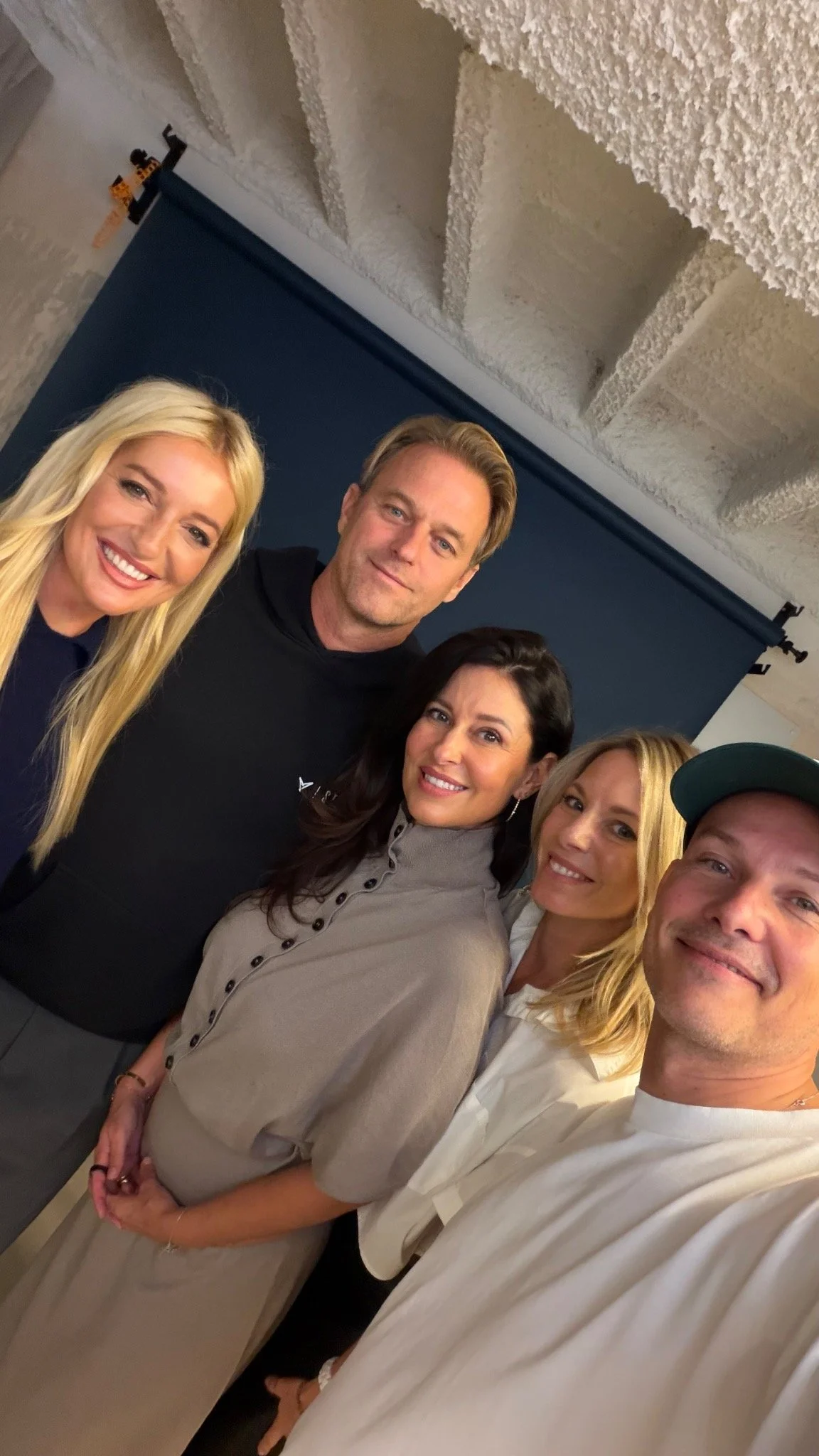Sven Cichowicz und vier weitere Personen bei einem gemeinsamen Foto vor einem Studiohintergrund.