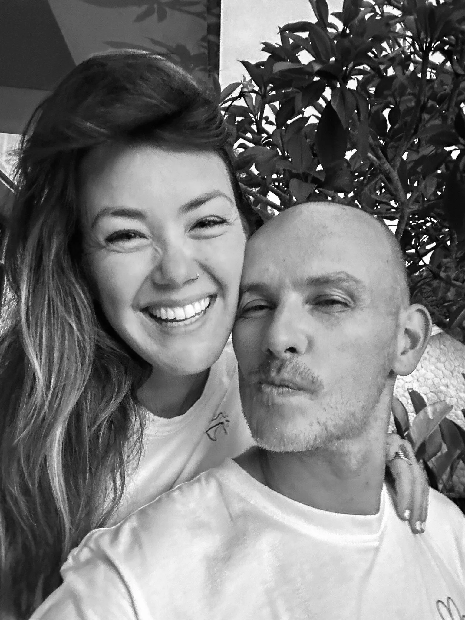 Schwarz-Weiß-Selfie von Sven Cichowicz mit einer lachenden Frau.