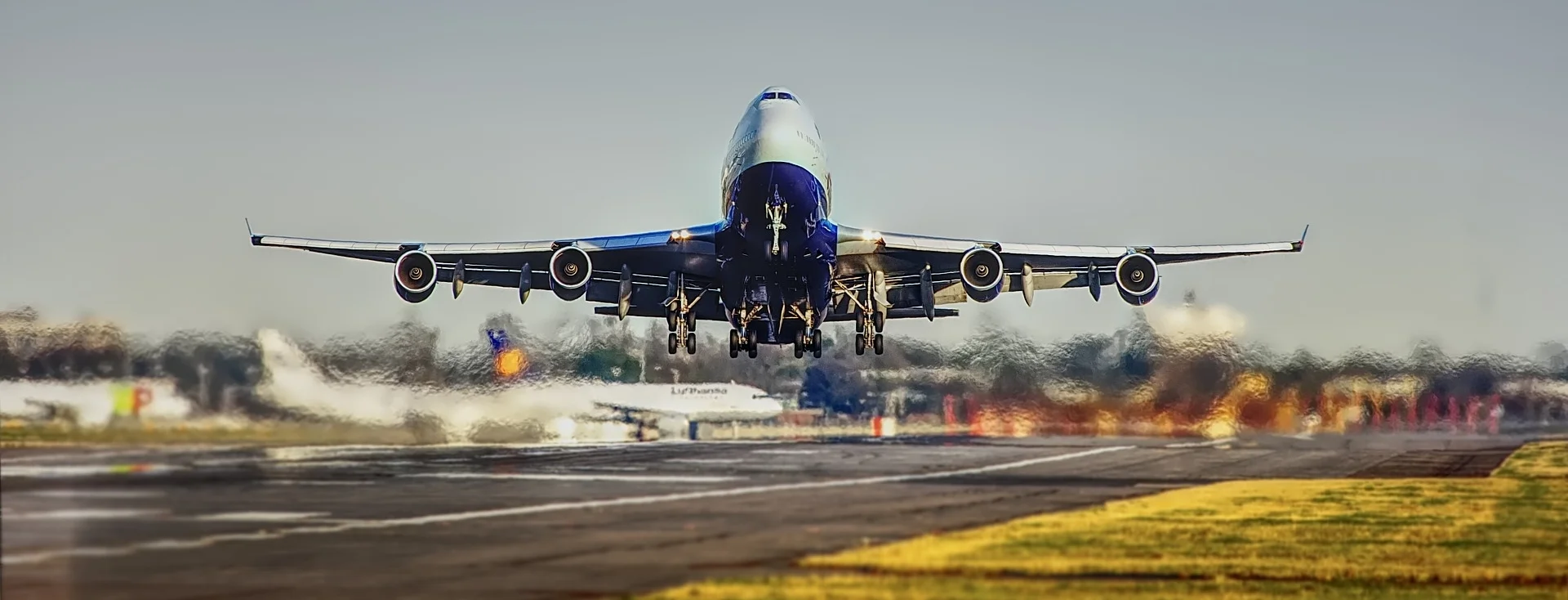 airplane-2745898_1920.jpg