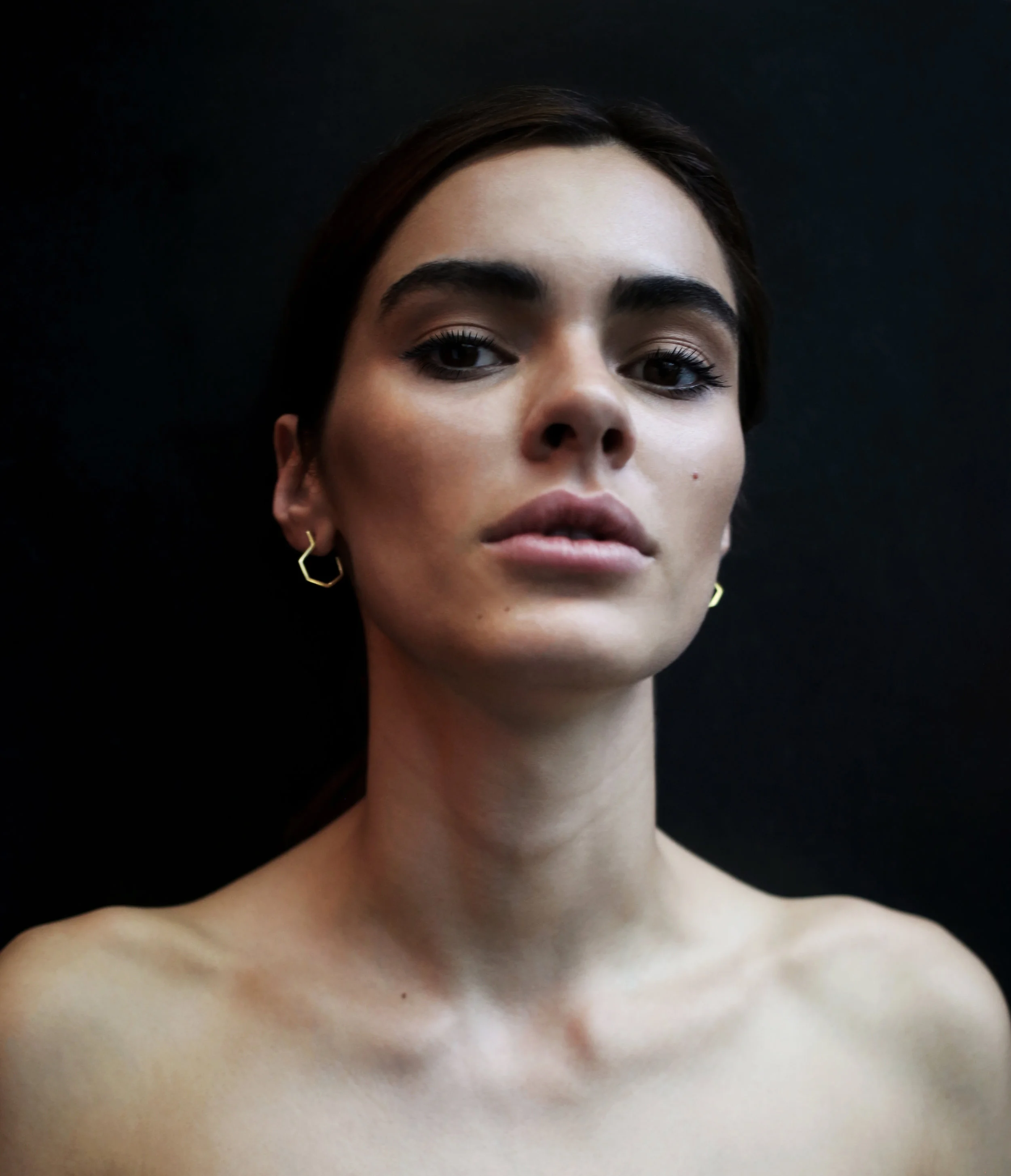 The 'SARA' small hoops • gold