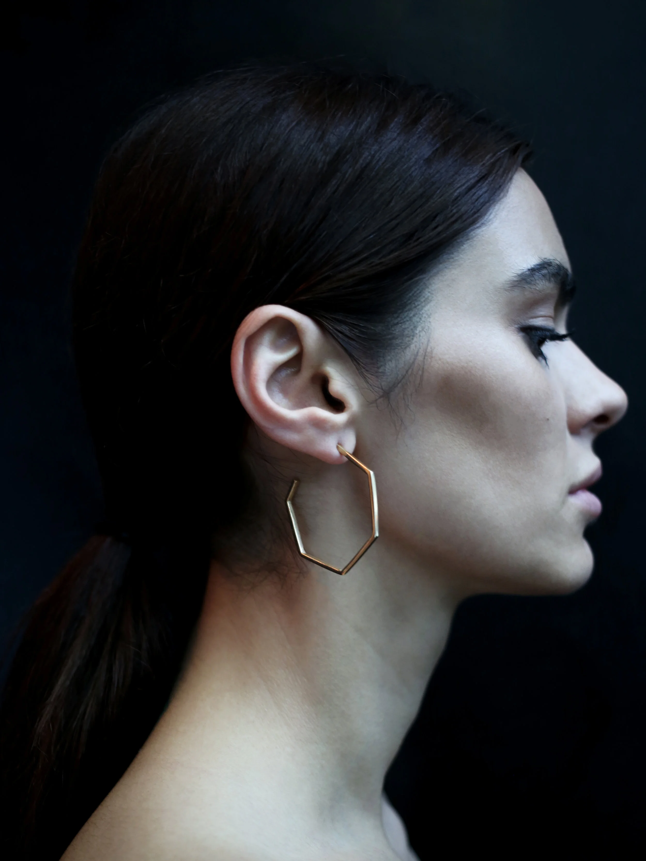 The 'SARA' large hoops • gold