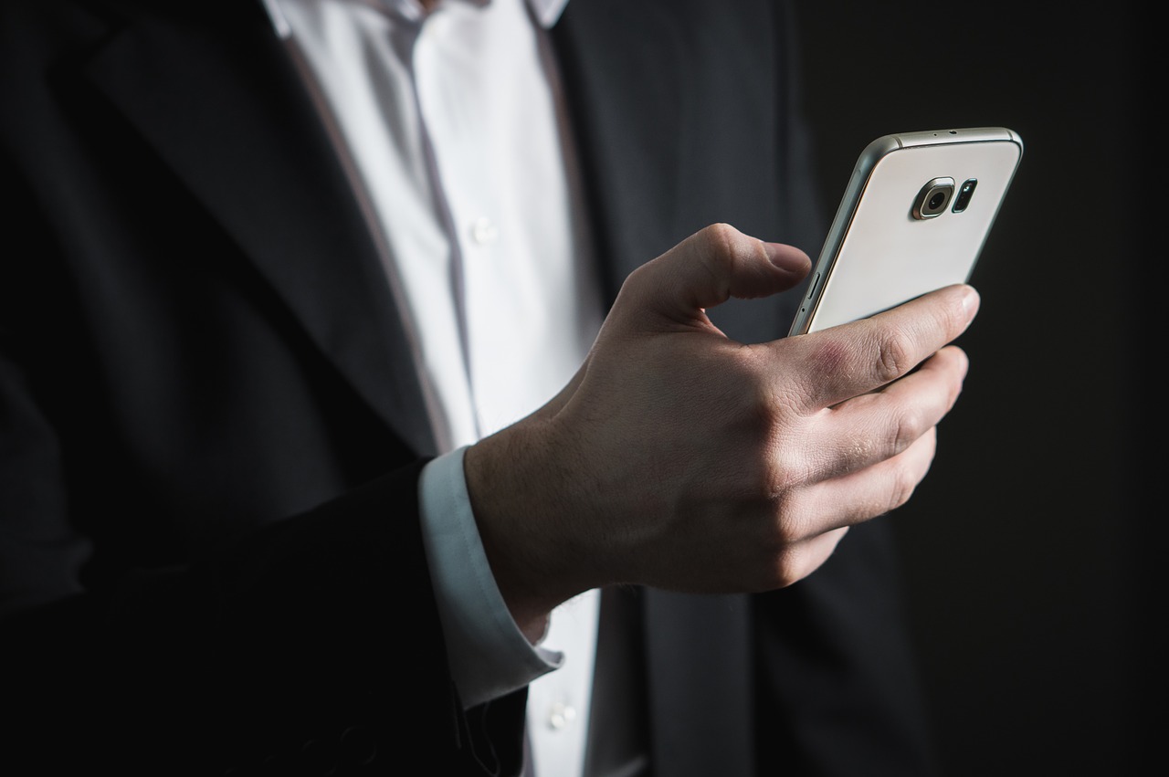 Put the phone down, investor!