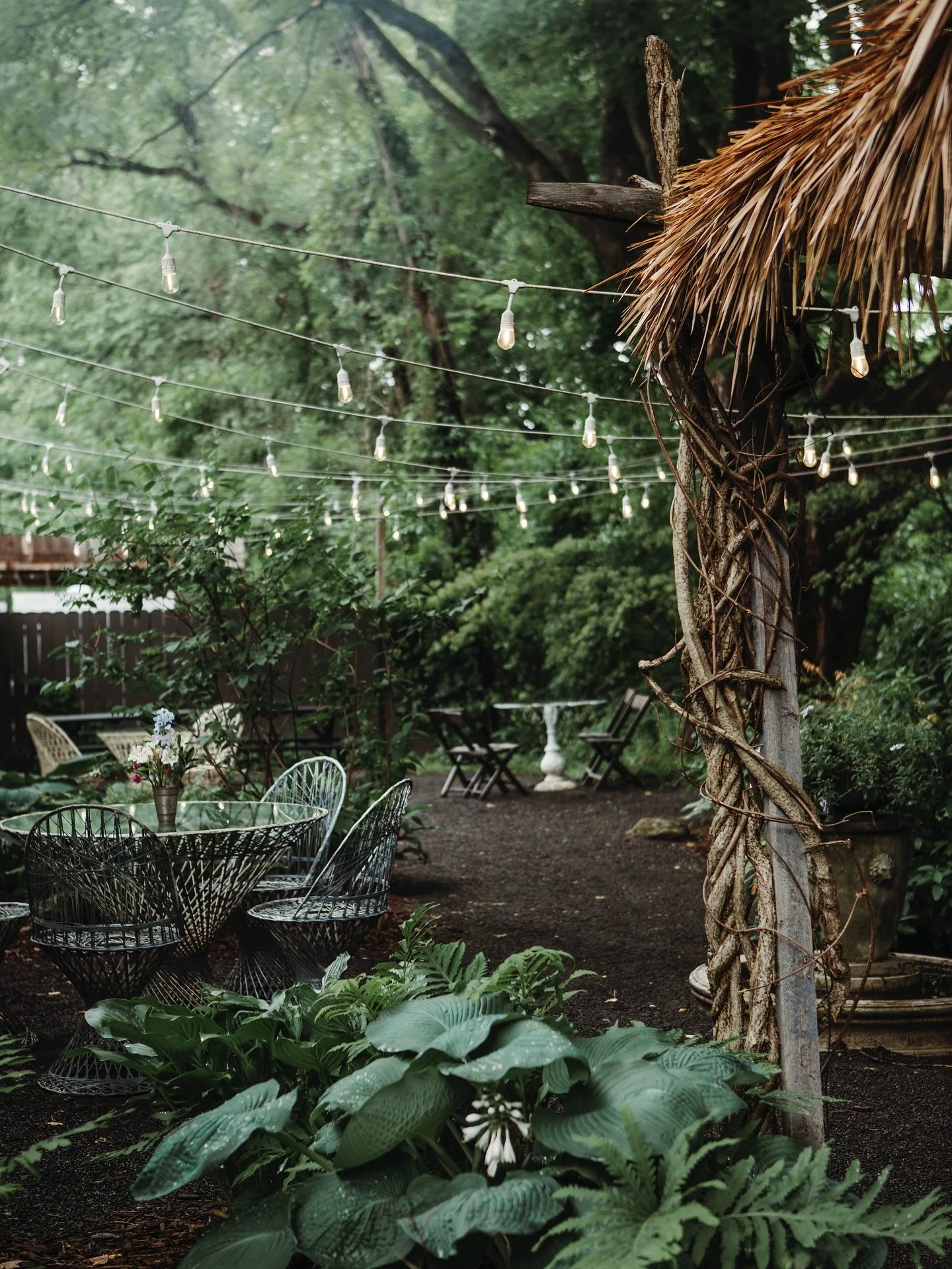 Sundays and Mondays from 4pm all are welcome to come to the restaurant for dinner and drinks. The courtyard is a lovely spot for an evening cocktail or two, or grab a glass and wander out to the glass house by the lily pool. 
📷 @ardenwray 
.
.
.
#fo