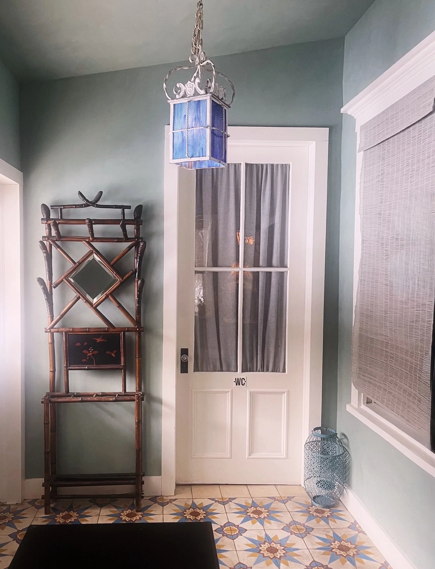 Moments captured that don&rsquo;t go together but somehow fully reflect the feeling of Foxfire.
.
.
.
#foxfiremountainhouse #catskillsny #theviewfromhere #catskillshotel #boutiqueinn