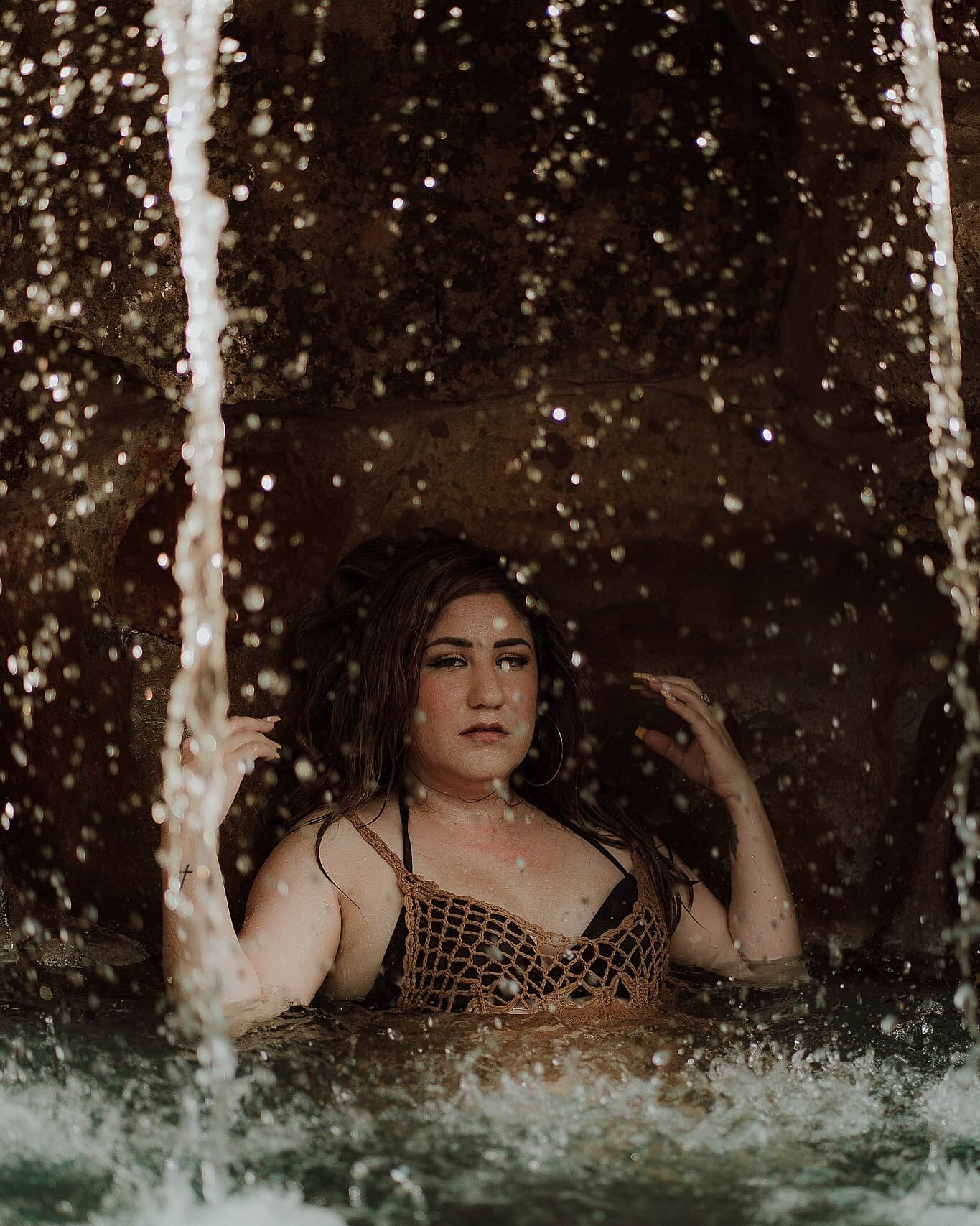 Summer is not over yet! I mean, Veronica totally took advantage of this pool session and went into model mode; she got comfortable and knew exactly what to do with little to no direction. Who else wants a pool session?!