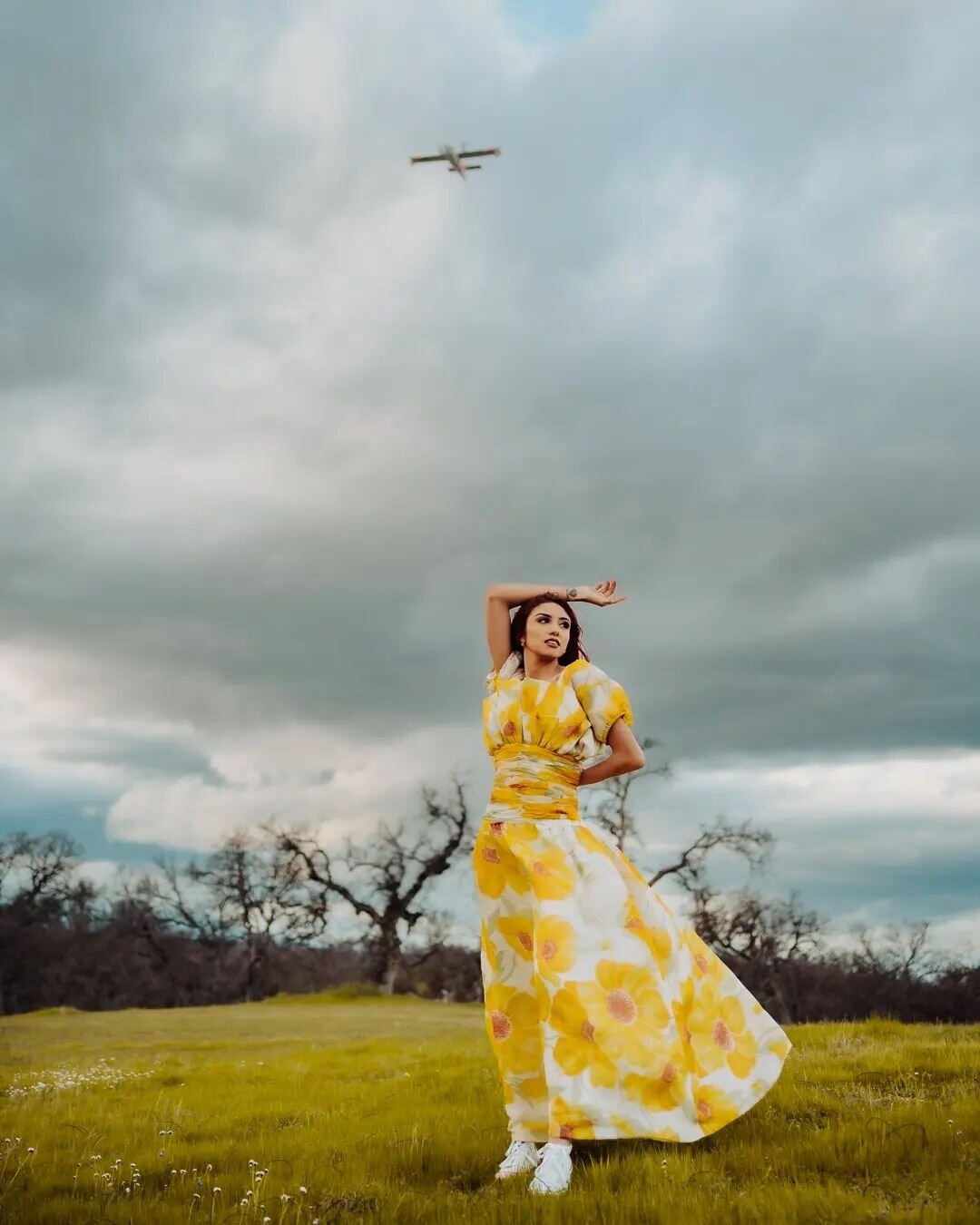 Guys...when I tell you that clouds are my favorite element in nature , I mean it! The drama they bring to a session 💅  plus , you add a beautiful vintage gown and an amazing model...what more can you ask for ?