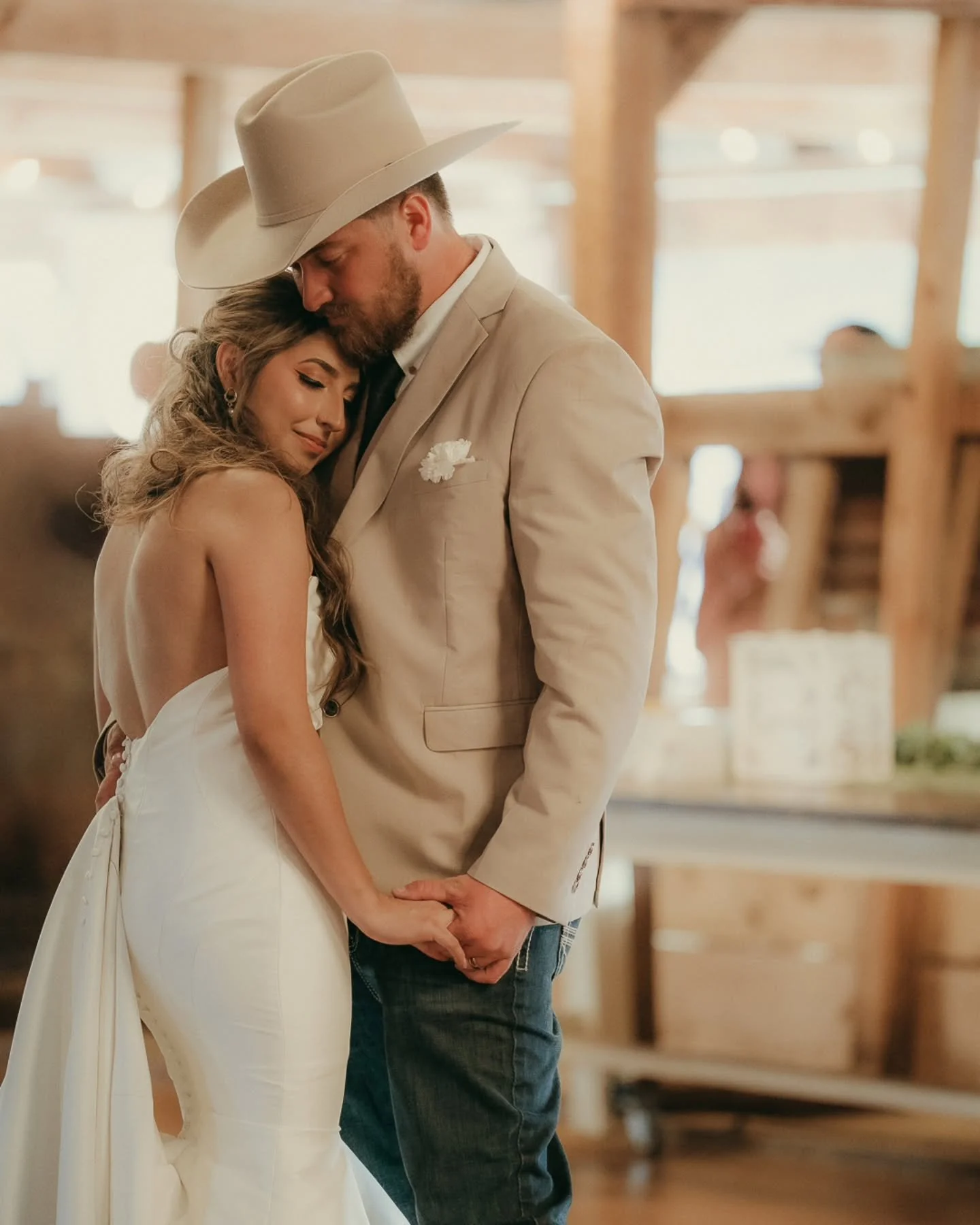 How can you squeeze a full wedding day preview on an Instagram post ? Especially when it's as beautiful as this one .

Congratulations Cindy + Adam ✨💕

@thebarnatoldcolony 
@olivialaneeventsandservices 
@djhectorenriquez 
@asyoulikeitweddings 
@apix