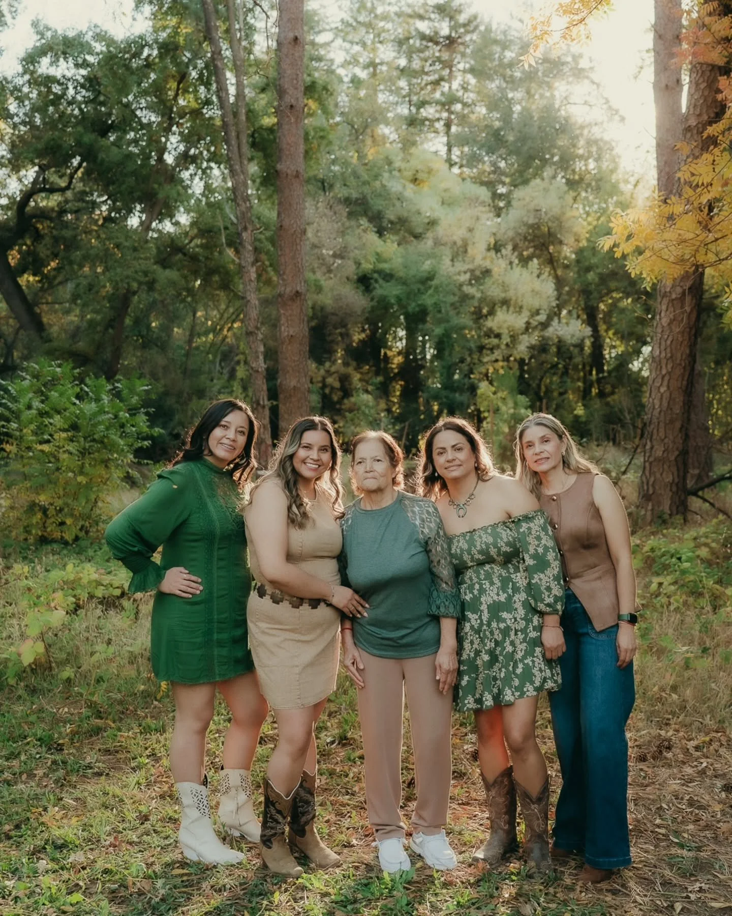 There's something about the Autumn colors that makes me feel happier &amp; cozier 🍂 and it's very evident in all of those who I get to photograph. ✨