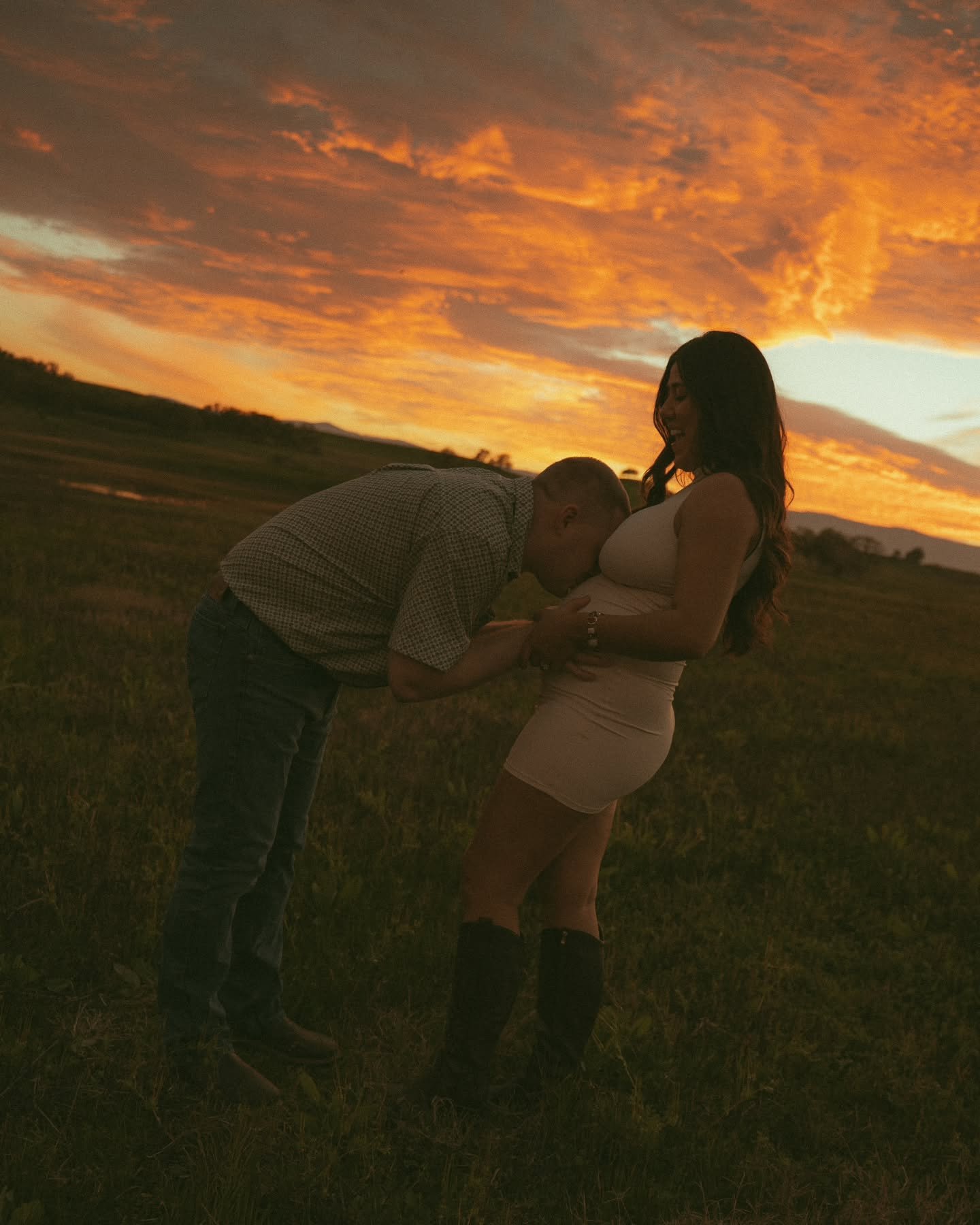 Derek and Selena are gonna be parents to a baby boy 💙 ! 

This day was full of symbolic elements within nature, from the sky changing colors quickly and beautifully to the tiny tree far away on the hill almost, resembling a mothers growing womb. If 