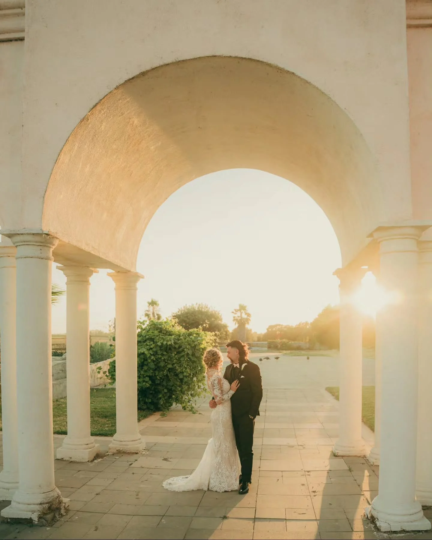 2 months later and I still couldn't figure out what to post from The Parsons Wedding cause It was THAT good. 

🔥 

@kkeatingg
@gnar_par
@therydehotel 
@djessence_official 
@bridalhairbywhitney
@mkeuan
@fairygodcoordinator 
@ek_floraldesign
@byjayare