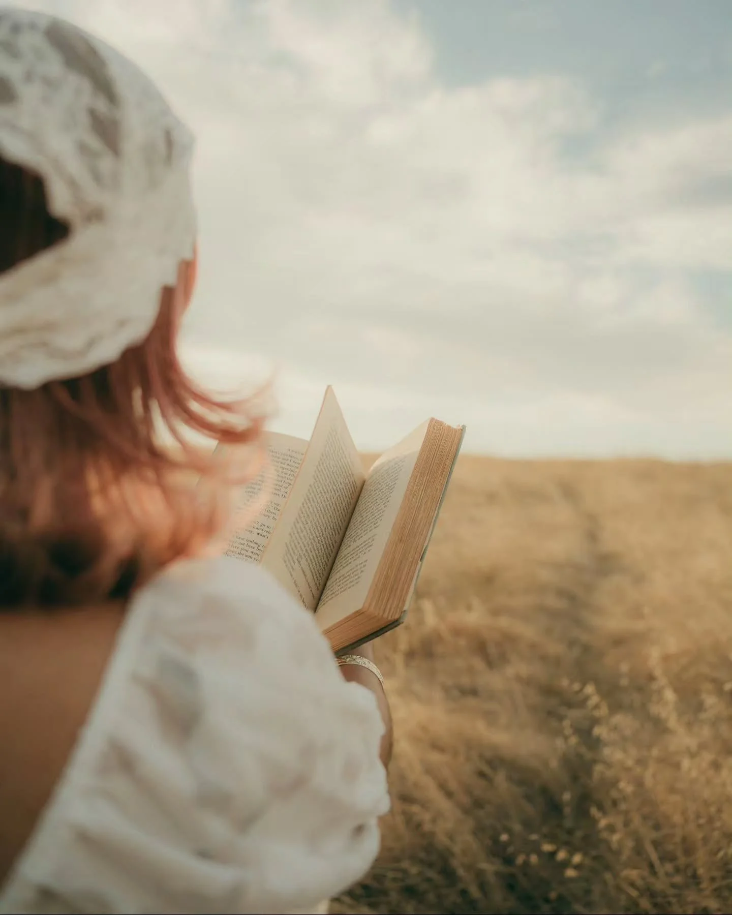 Me voy a inspirar mirando un libro, 
Flores secas, que se caen cuando lo abro
Tesoros para guardar. 

In frame: @_juudyyyy