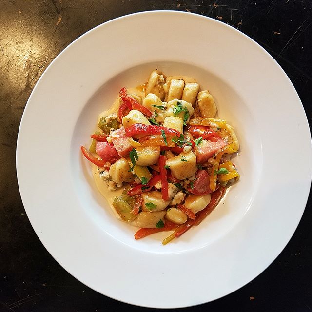 Fresh pasta Thursday! We&rsquo;ve got house made ricotta summer gnocchi with sweet corn, peppers, tomatoes, and gorgonzola in a double cream, roasted garlic and truffle oil sauce🤤
And tomorrow we welcome back Matt Walsh playing live at the Eddy from